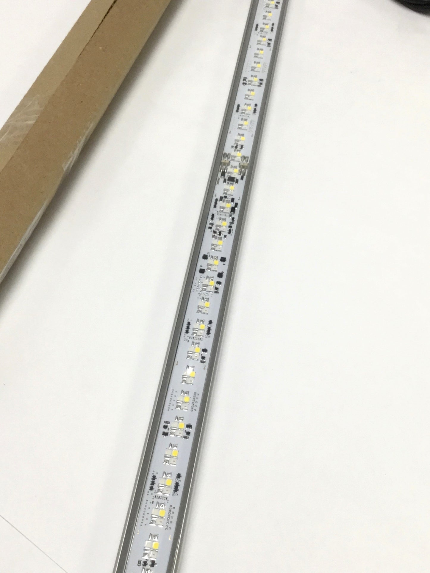 New – Open box Banner WLS28-2XWGRXX3-0850X24Q Multicolor LED Strip Light 850mm, White Green Red