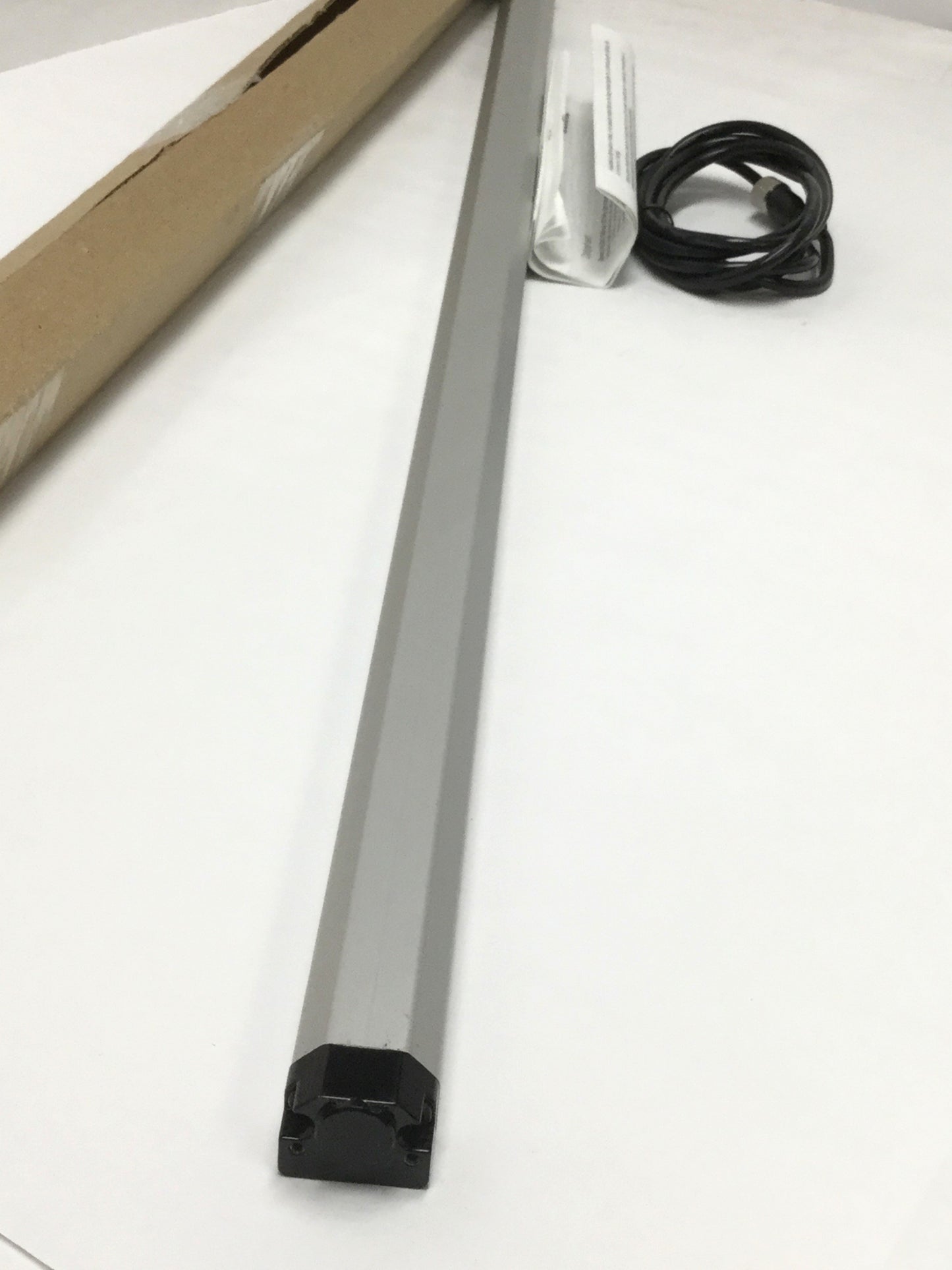 New – Open box Banner WLS28-2XWGRXX3-0850X24Q Multicolor LED Strip Light 850mm, White Green Red