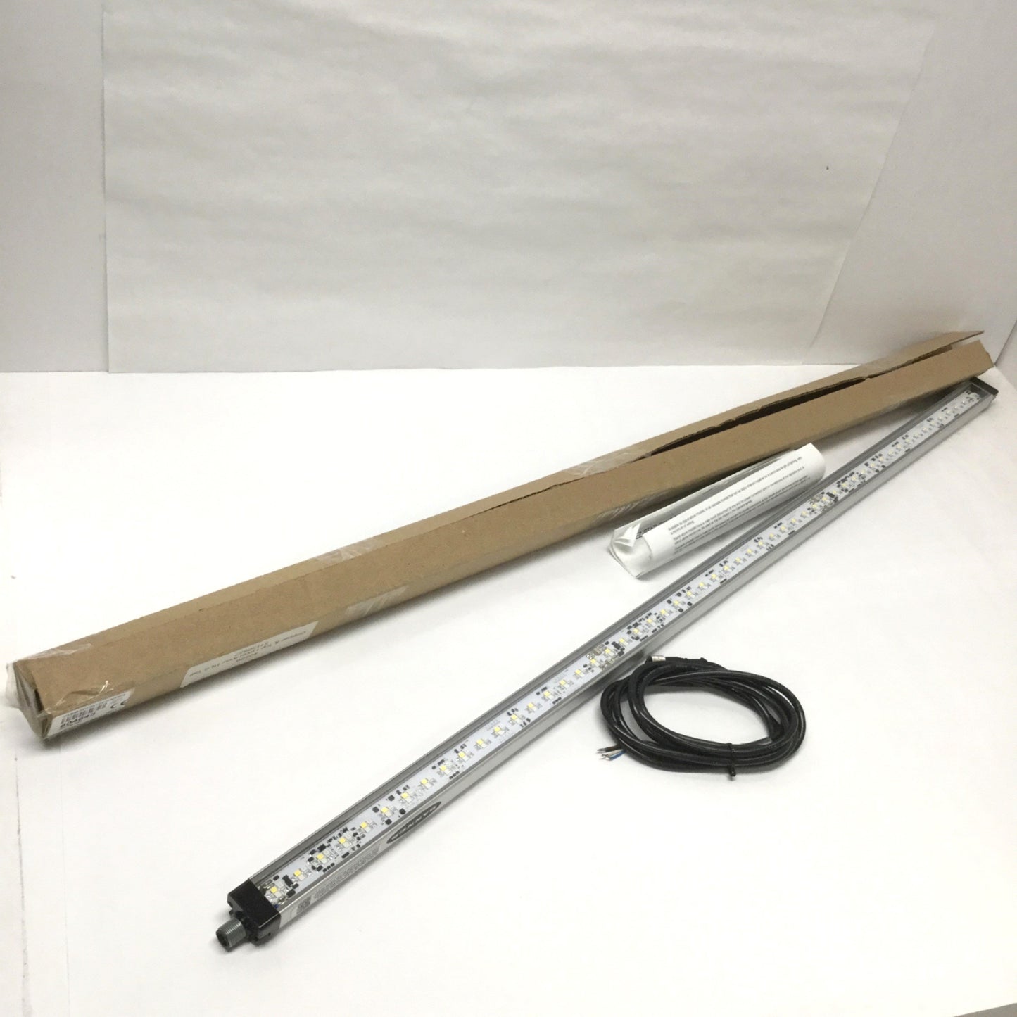 New – Open box Banner WLS28-2XWGRXX3-0850X24Q Multicolor LED Strip Light 850mm, White Green Red