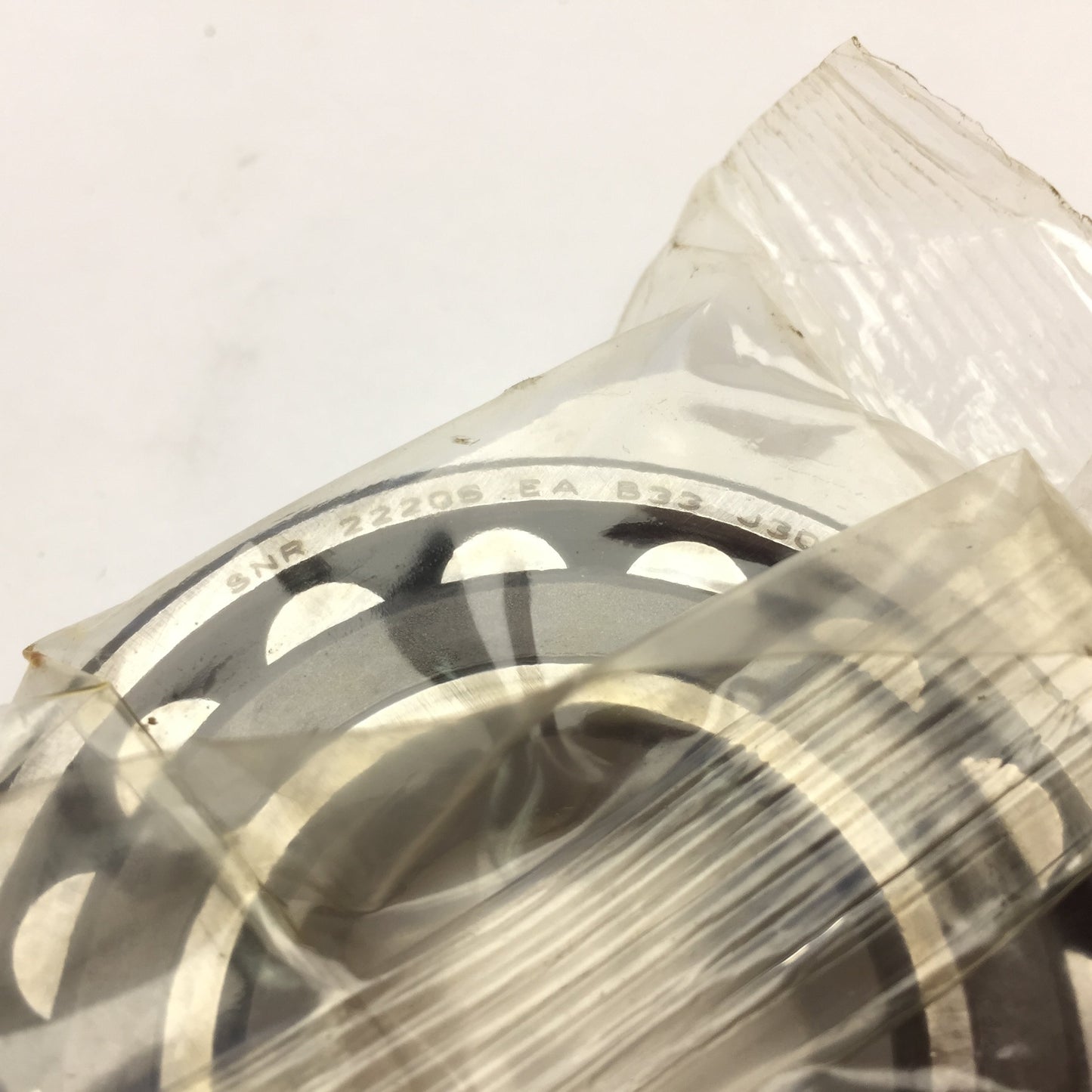 New – Open box SNR 22206 EA 833 J30 Spherical Roller Bearing, Double Row ID: 30, OD:62, W: 20mm