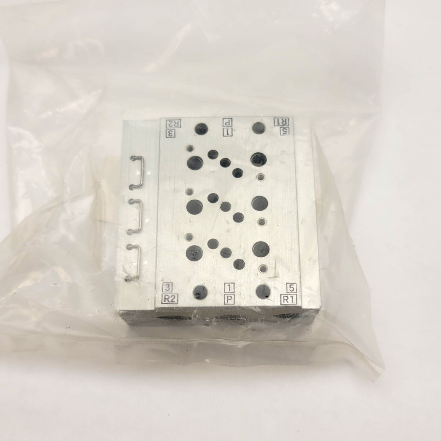 New SMC VV5QZ25-03C0TC 3-Station Base Mount 5-Port Manifold, Rc1/4