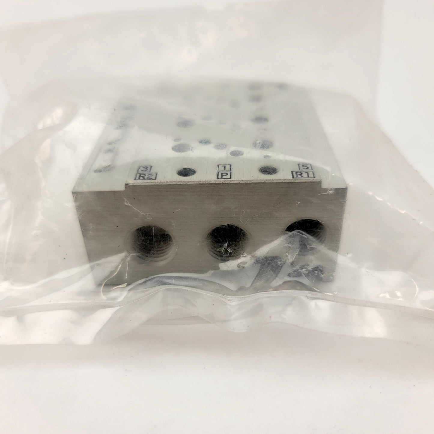 New SMC VV5QZ25-03C0TC 3-Station Base Mount 5-Port Manifold, Rc1/4