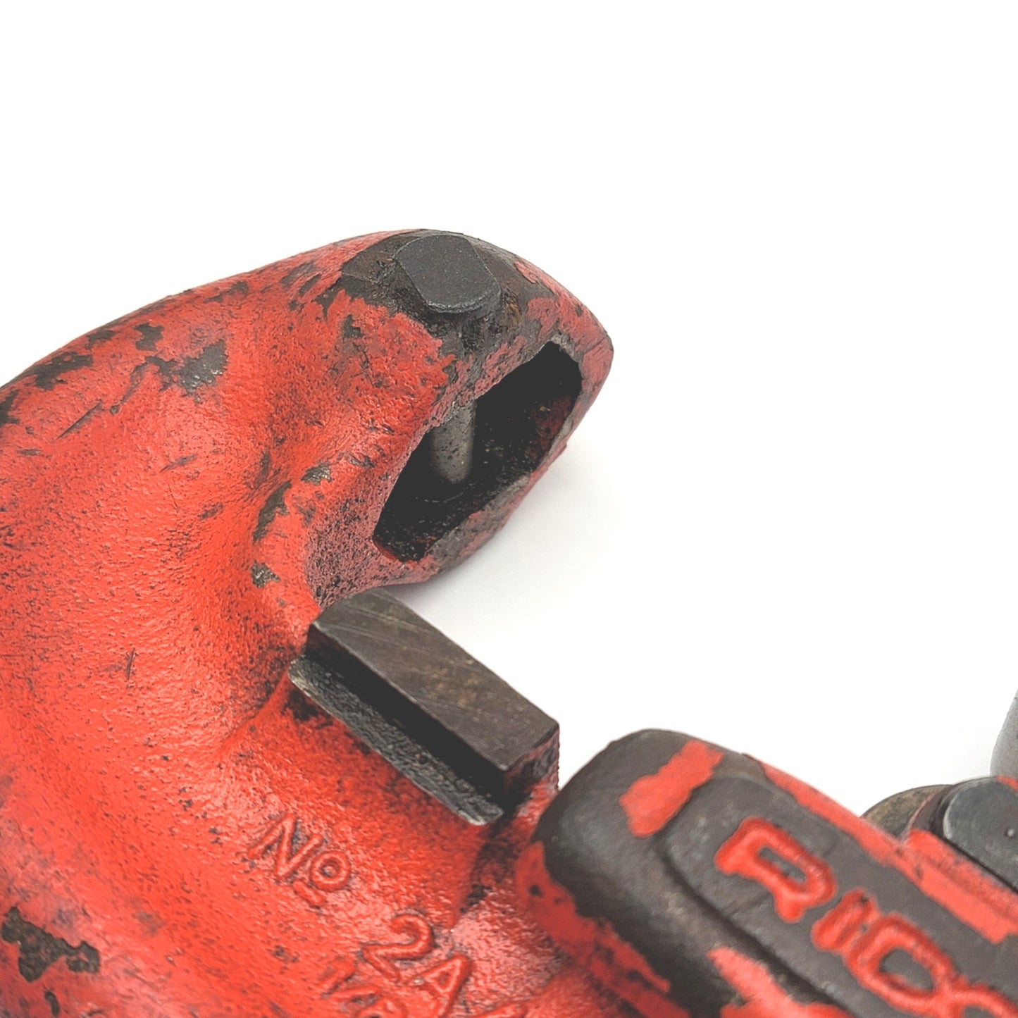Used Ridgid No 2A/202 Heavy-Duty Screw-Feed Pipe Cutter, Capacity: 1/8"-2" *No Wheel*