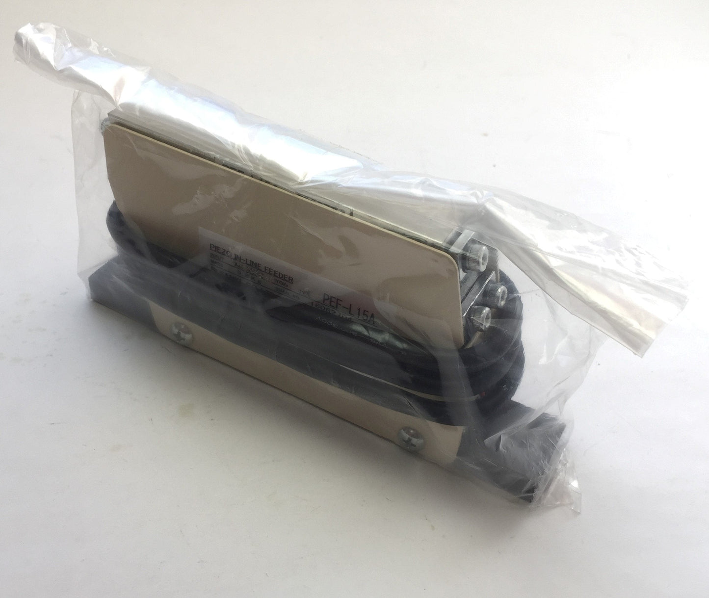 New Sanki Piezo PEF-L15A Vibratory In-line Feeder, Input: 250VAC 300Hz, Mass: 0.8kg