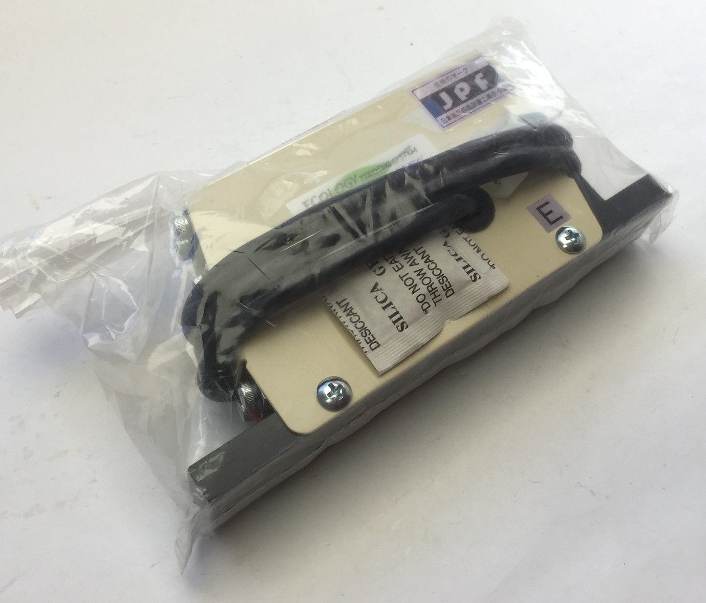 New Sanki Piezo PEF-L15A Vibratory In-line Feeder, Input: 250VAC 300Hz, Mass: 0.8kg