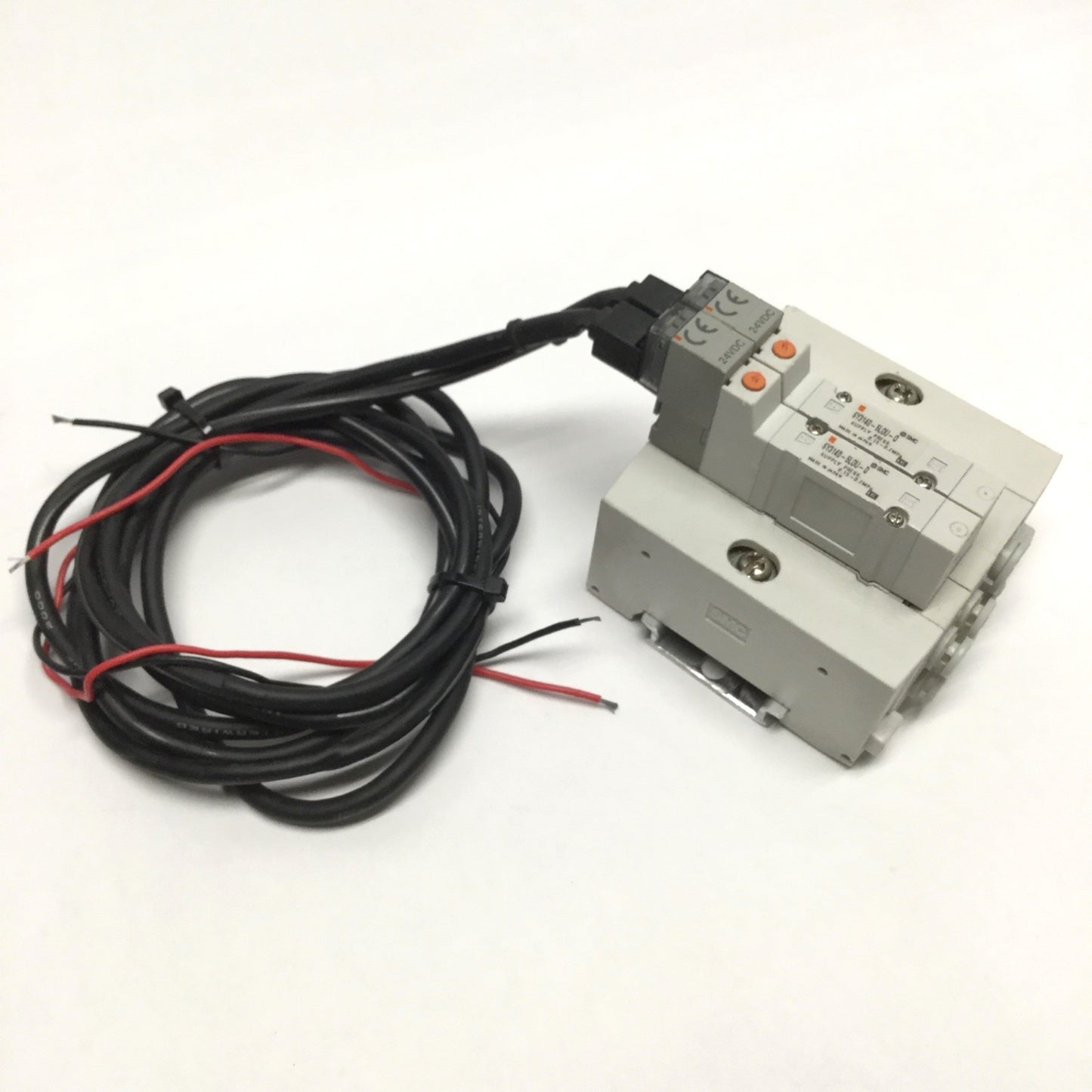 Used SMC SY3140-5LOU-Q (x2) Solenoid Valves, 5-Port 2-Position, 24VDC w/ Manifold