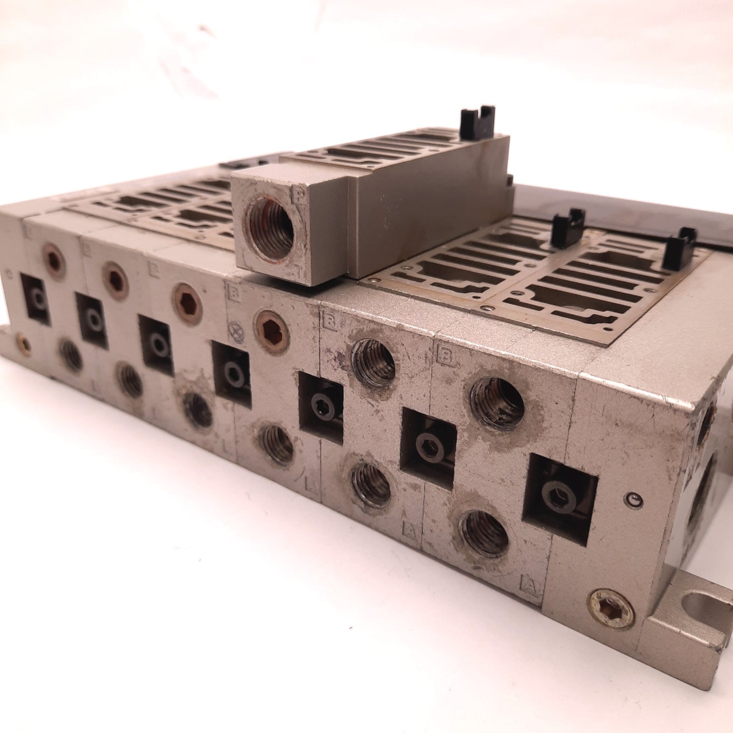 Used SMC VV5FS3-01T-06-1-02-N Valve Manifold, 6 Valve Stations, Terminal Block