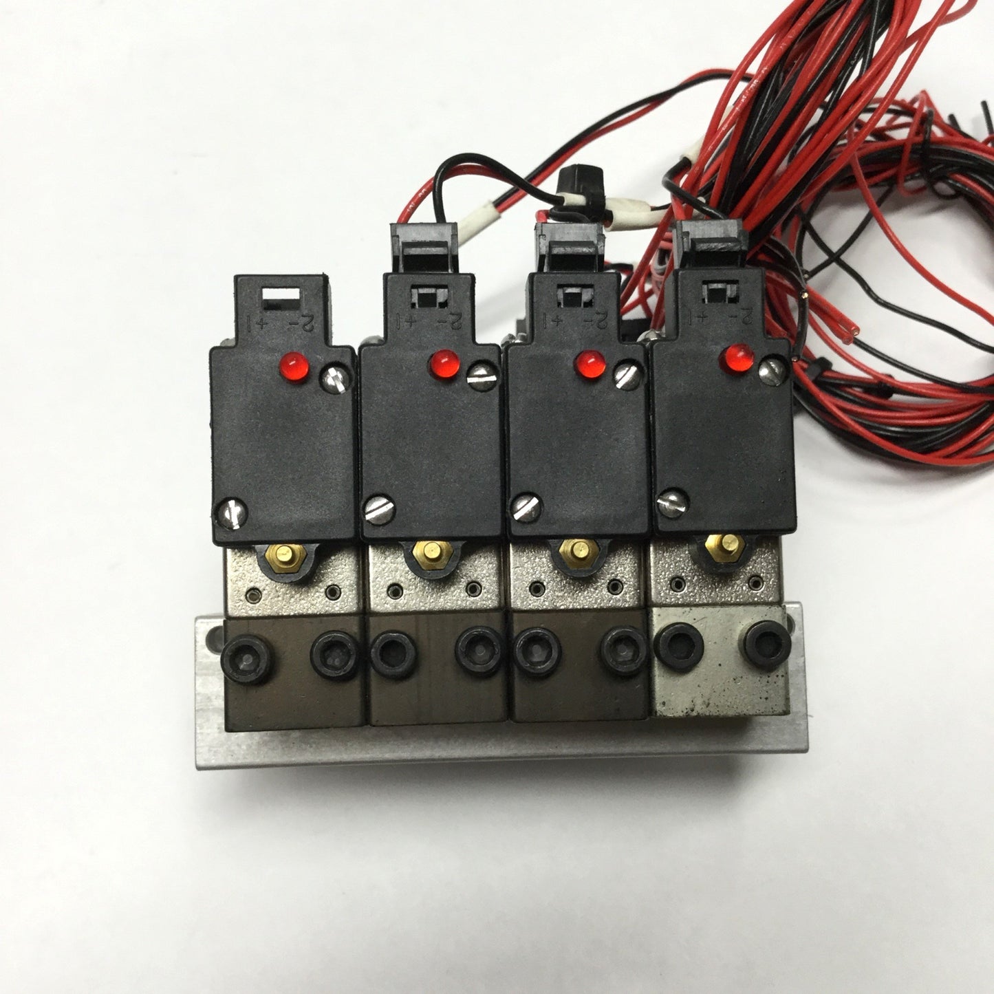Used Dynamco D1X391 (8x) Solenoid Air Valves 3-Way 24VDC 1.2W on Manifold 1/8" NPT