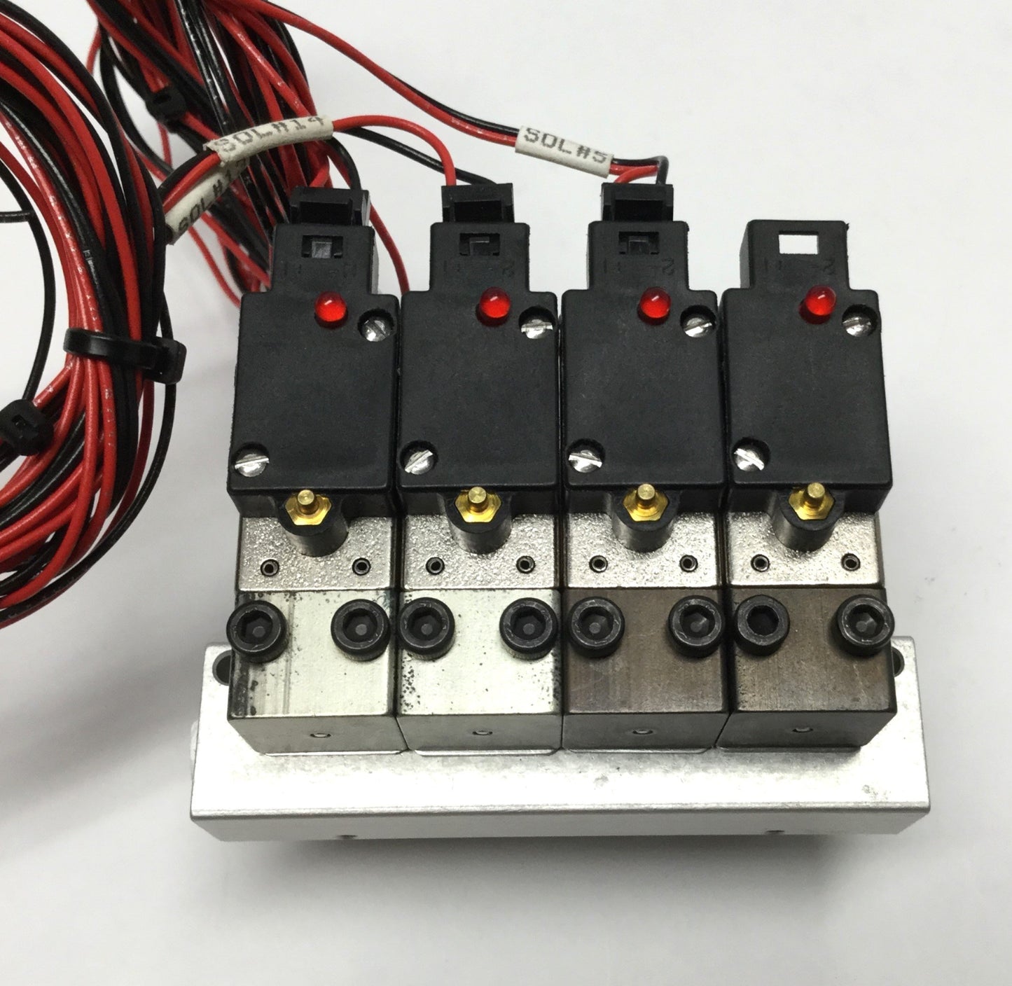 Used Dynamco D1X391 (8x) Solenoid Air Valves 3-Way 24VDC 1.2W on Manifold 1/8" NPT