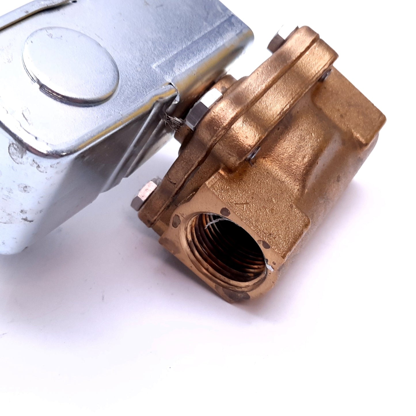 Used Dayton 3PU18 Solenoid Valve, 2-Way, Coil: 24VDC 4W, Ports: 3/4" NPT