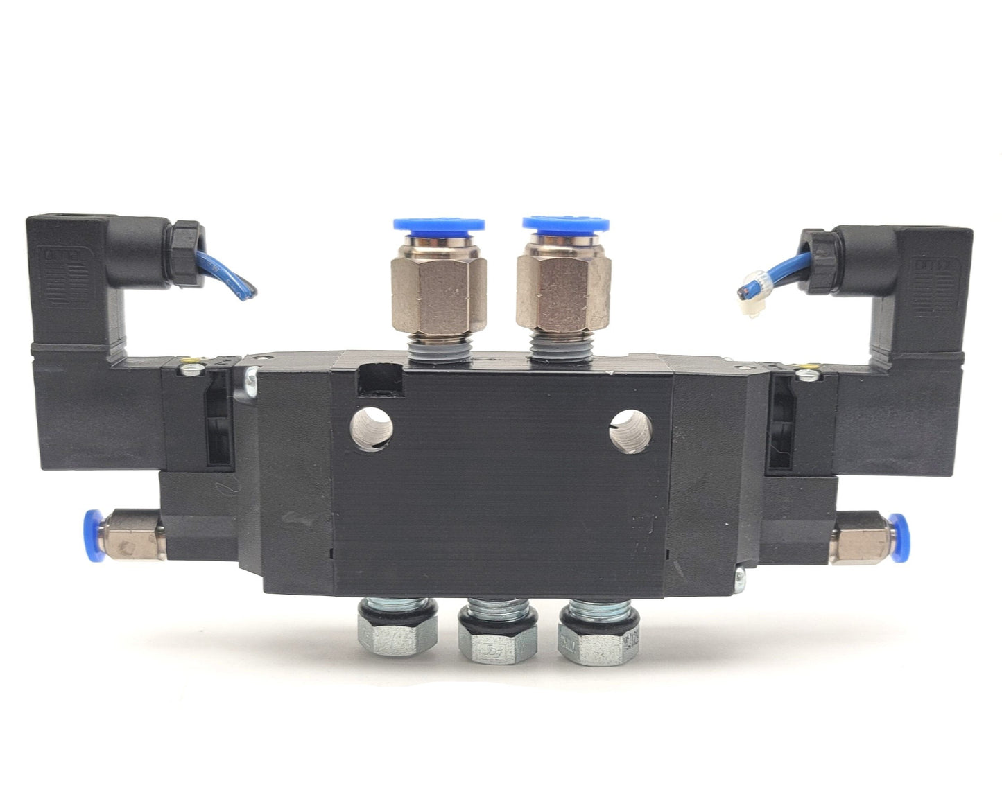 New – Open box Parker B5C00107 B5 Series Pneumatic Solenoid Valve 4-Way, 2-Pos, 145psi, 1/4"NPT