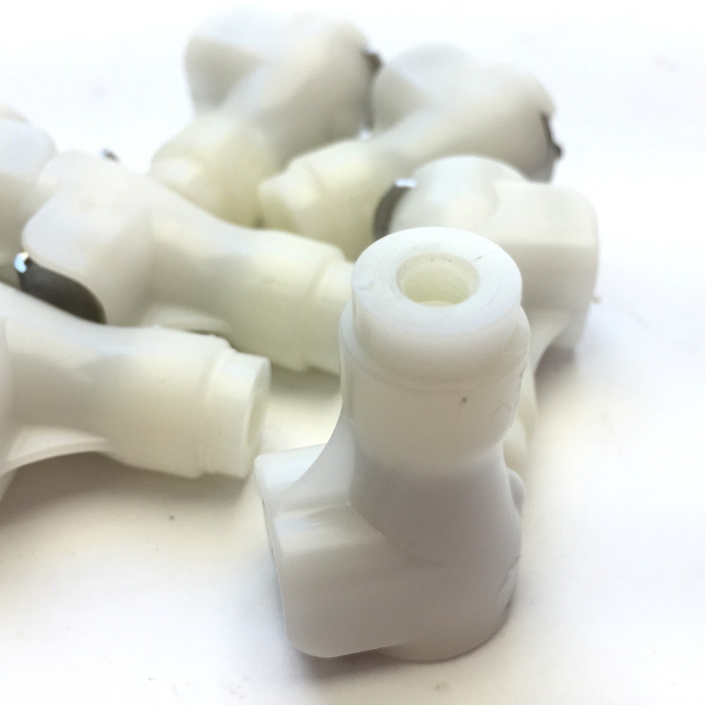 New – Open box Lot of 7 CPC Colder PMCD191032 Valved In-Line Coupling Body Acetal 10-32 Thread