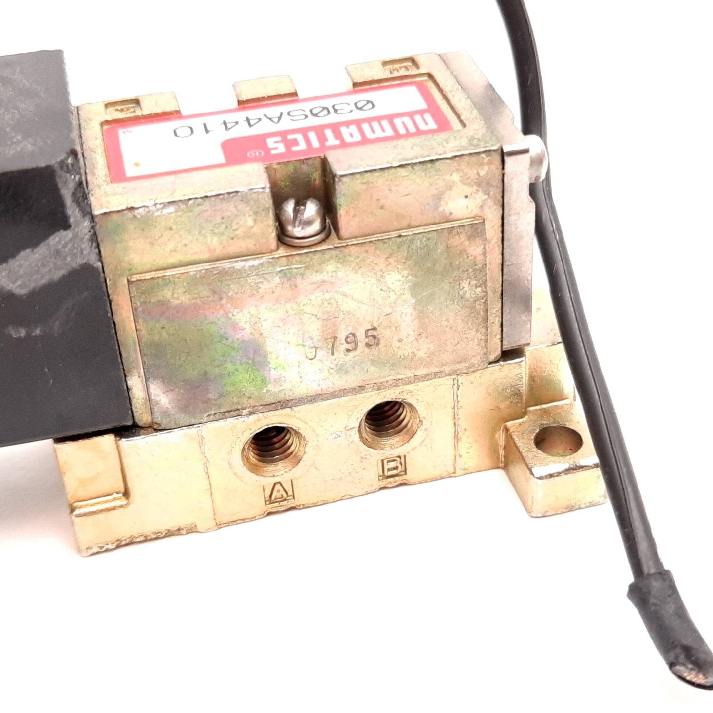 Used Numatics 030SA4410 Solenoid Valve, 2-Position 5-Port, 100/120VAC, 10-32