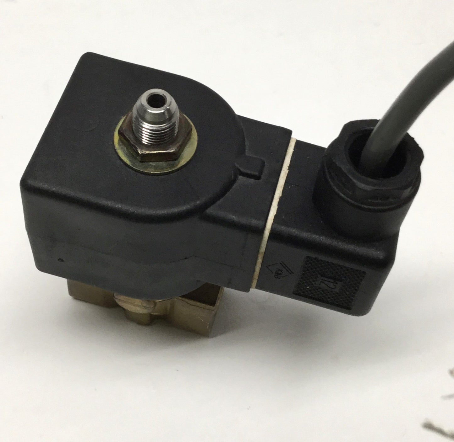 Used Parker 7131KBN2BR00 Brass Solenoid Valve, 3-Way NC, 24VDC Coil N0D1D1C2, 1100psi