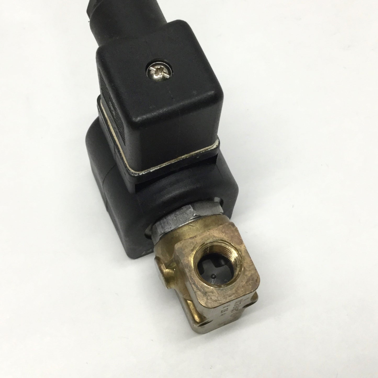 Used Parker 7131KBN2BR00 Brass Solenoid Valve, 3-Way NC, 24VDC Coil N0D1D1C2, 1100psi