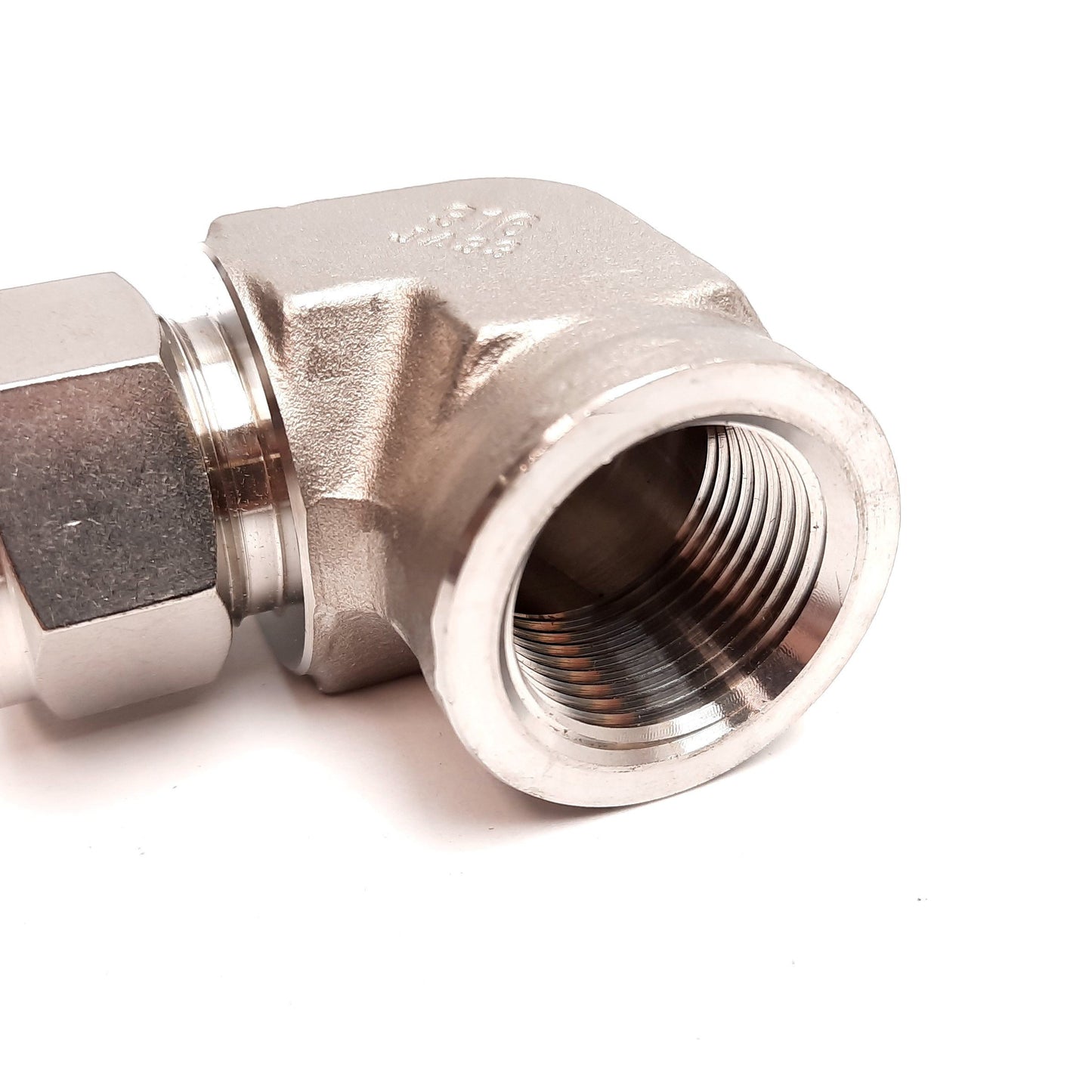 New – Open box Parker Yor-Lok Elbow Fitting, 90°, 316 Stainless Steel, 3/4" NPT to 3/4" Tube OD