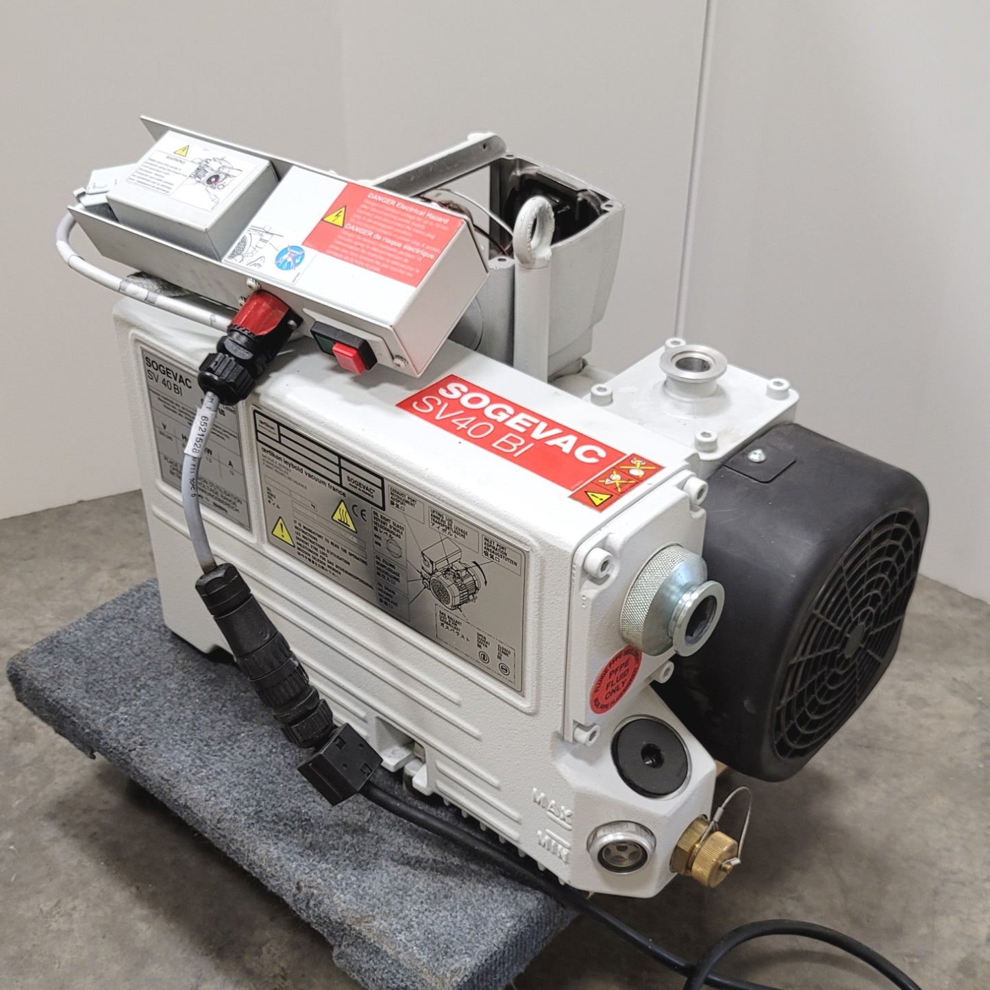 For parts or not working Leybold SOGEVAC SV40 BI Single Stage Rotary Vane Vacuum Pump *For Parts*
