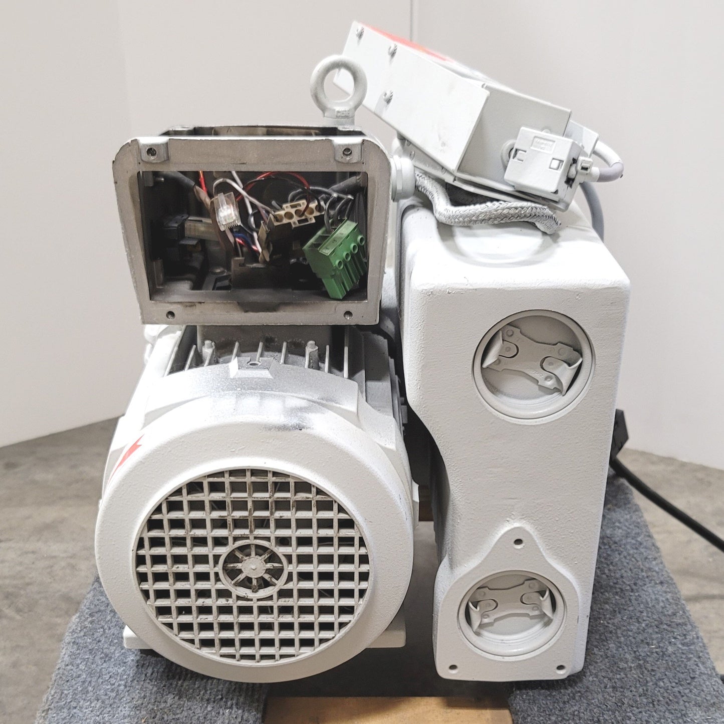For parts or not working Leybold SOGEVAC SV40 BI Single Stage Rotary Vane Vacuum Pump *For Parts*