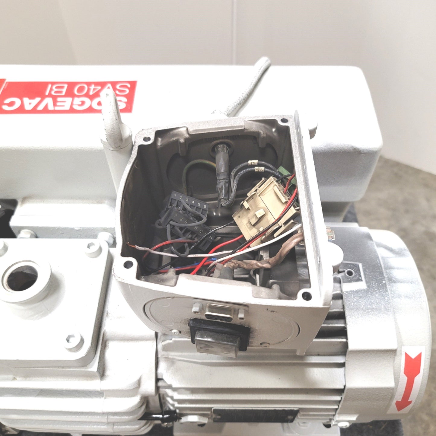 For parts or not working Leybold SOGEVAC SV40 BI Single Stage Rotary Vane Vacuum Pump *For Parts*
