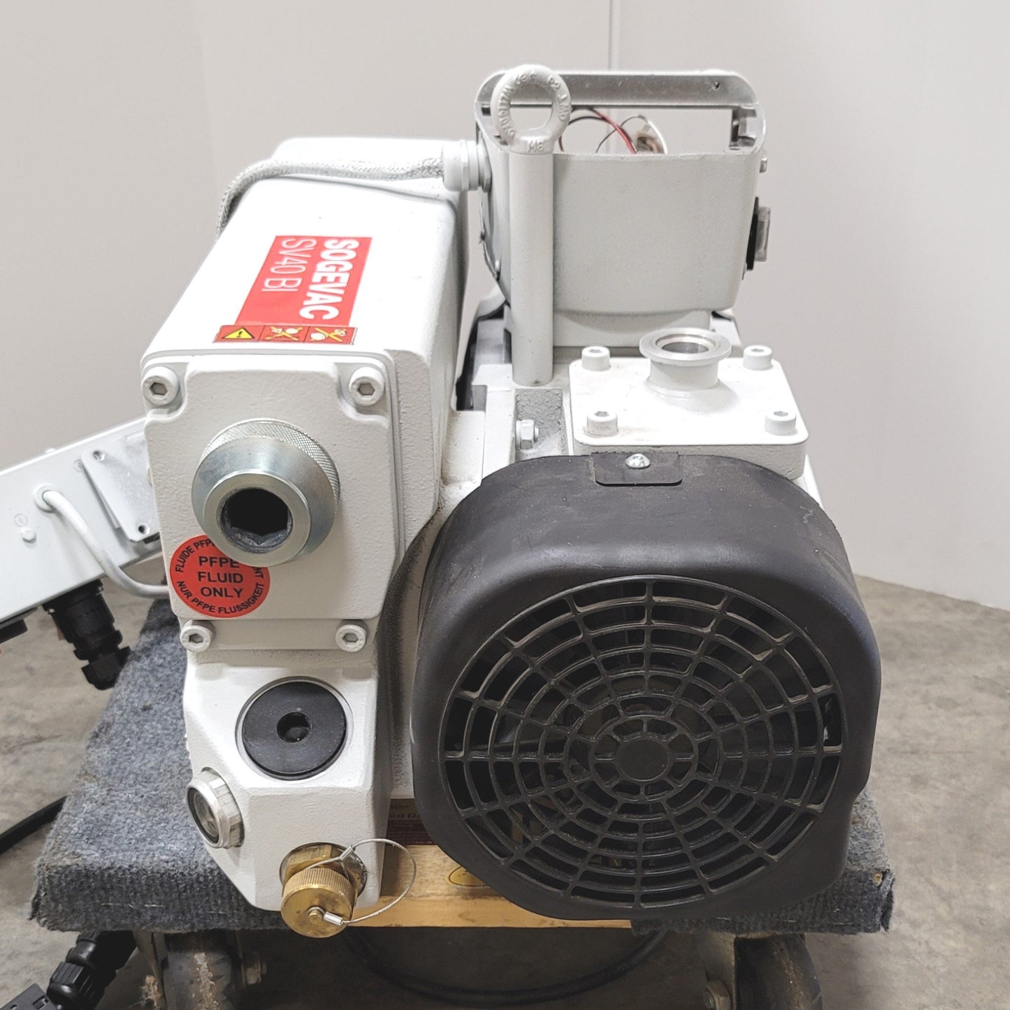 For parts or not working Leybold SOGEVAC SV40 BI Single Stage Rotary Vane Vacuum Pump *For Parts*