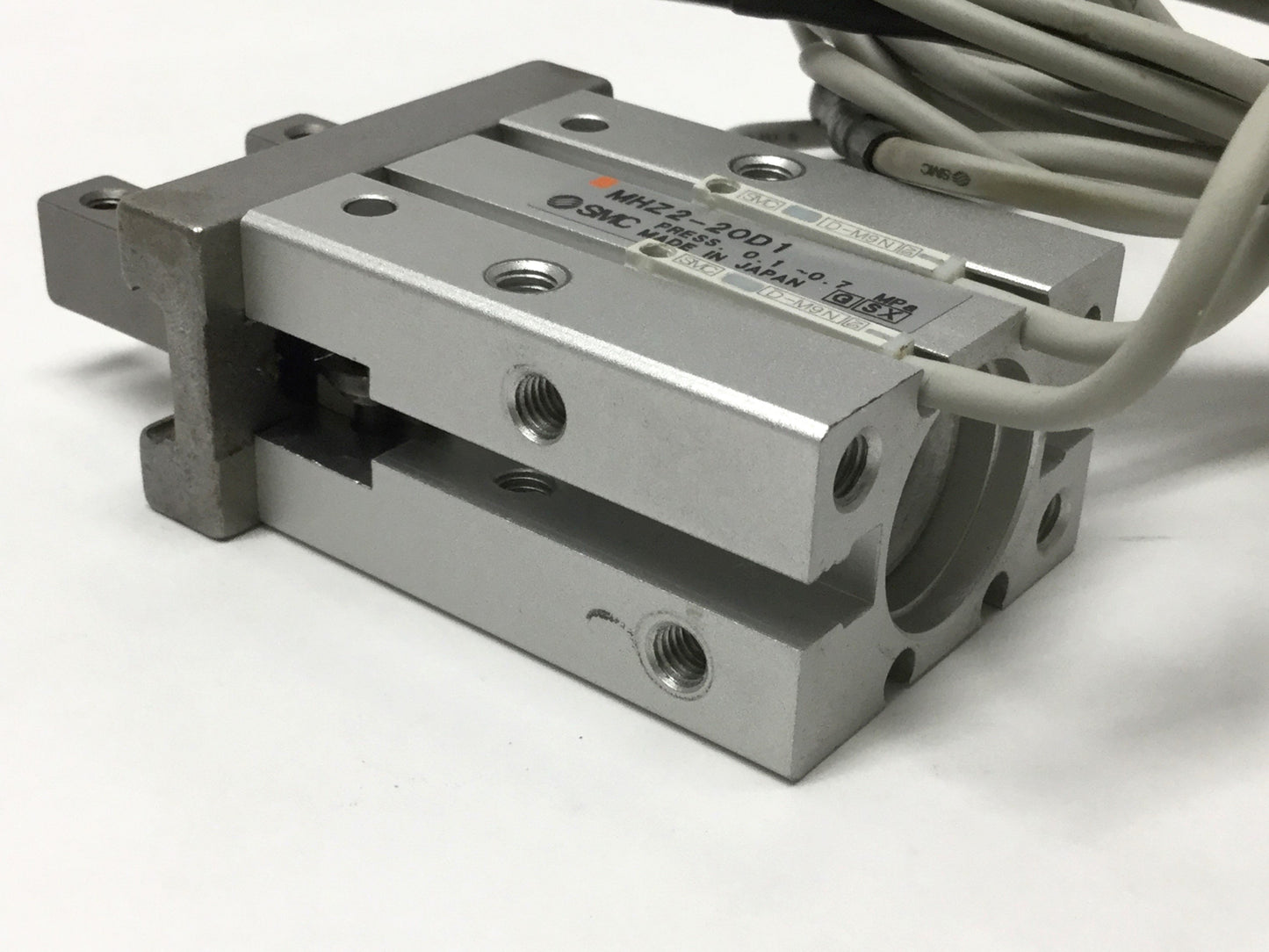 Used SMC MHZ2-20D1 Parallel Air Gripper, 2-Finger, 20mm Bore, 10mm Stroke, 0.1-0.7MPa