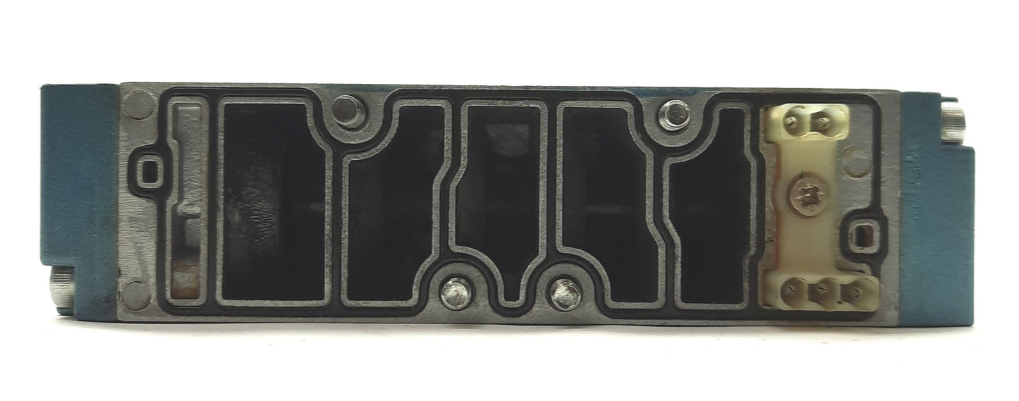 Used MAC Valves 93A-EAB-000-DM-DFBP-2DM Spool Valve 3-Way 30-120PSI Indicator Light