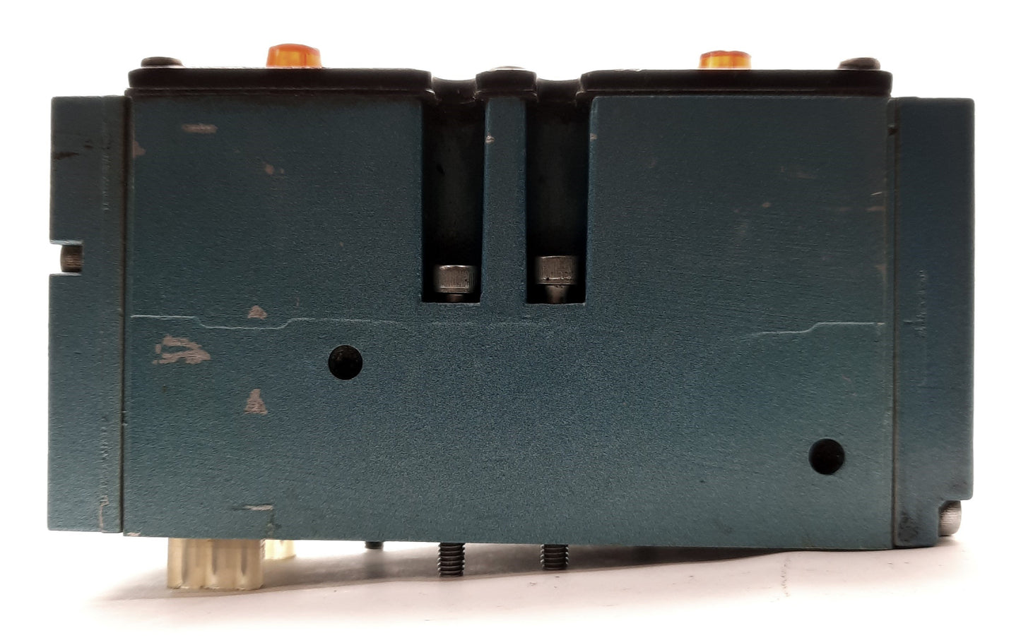 Used MAC Valves 93A-EAB-000-DM-DFBP-2DM Spool Valve 3-Way 30-120PSI Indicator Light
