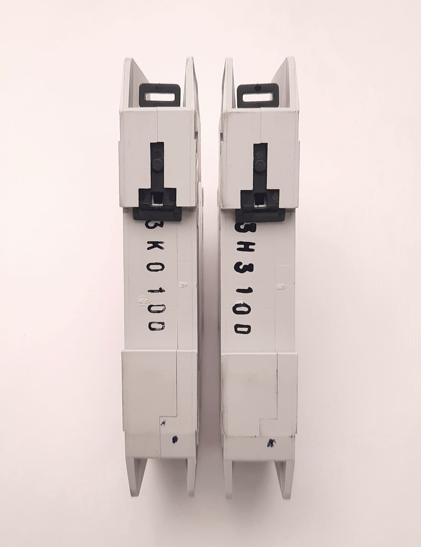 Used Lot of 2 Eaton WMZT1D10 Circuit Breaker Single Pole 277/480v AC 10A, DIN Mount
