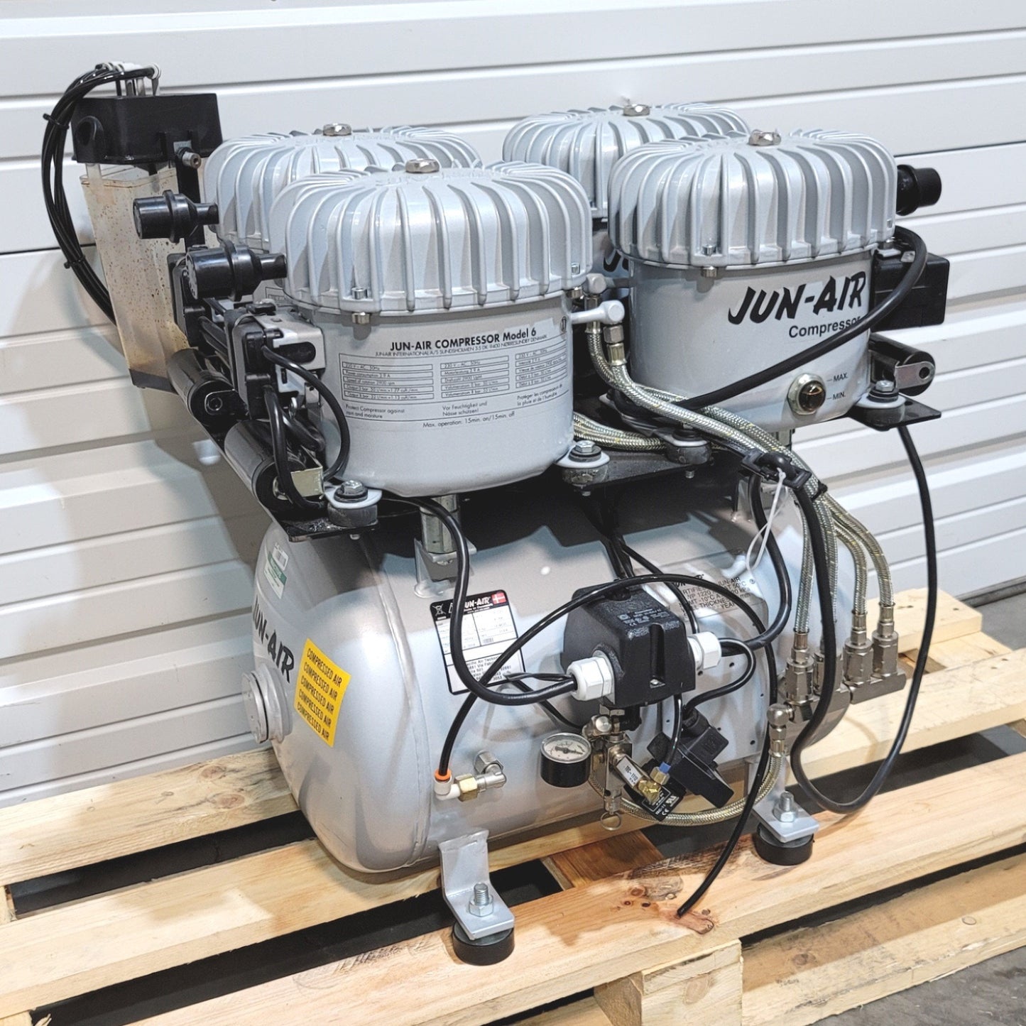 Used Jun-Air 24-40 Oil Lubricated Compressor 4-Pump 230VAC 1Ph, 120psig, 8.48CFM, 40l