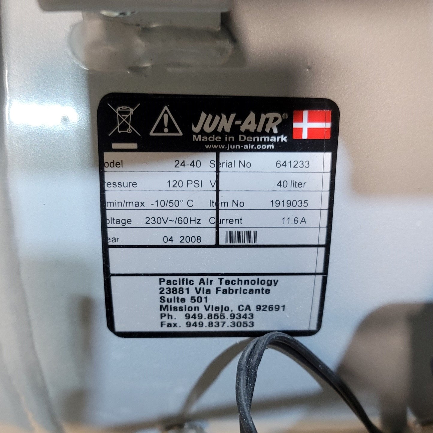 Used Jun-Air 24-40 Oil Lubricated Compressor 4-Pump 230VAC 1Ph, 120psig, 8.48CFM, 40l