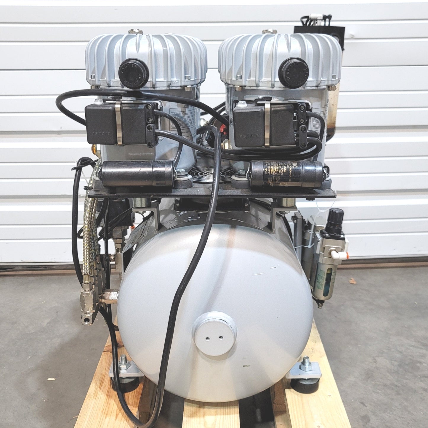 Used Jun-Air 24-40 Oil Lubricated Compressor 4-Pump 230VAC 1Ph, 120psig, 8.48CFM, 40l