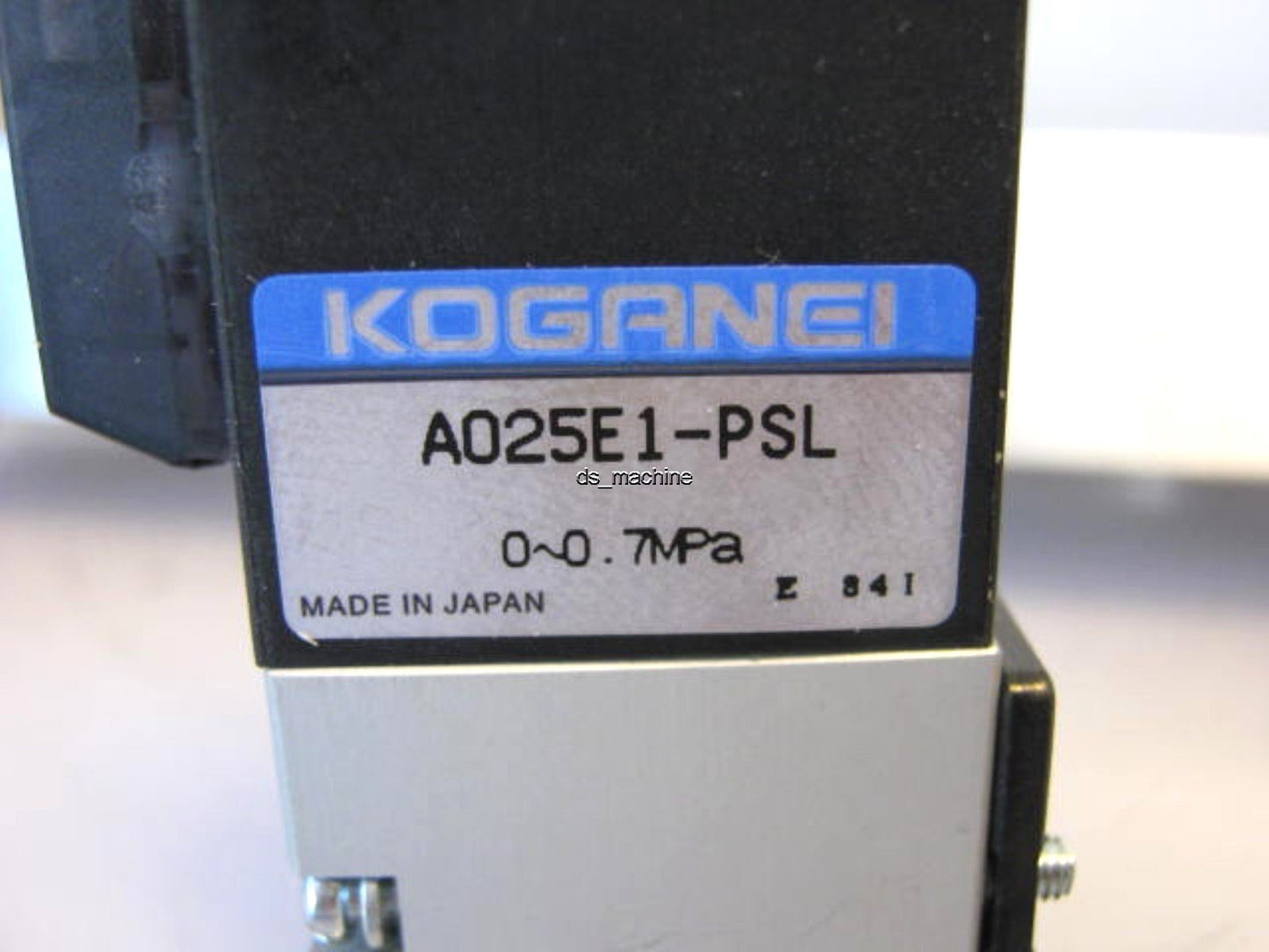 New – Open box Lot of 8 New Koganei A025E1-PSL Pneumatic Solenoid Valves w/02M8A Valve Bank