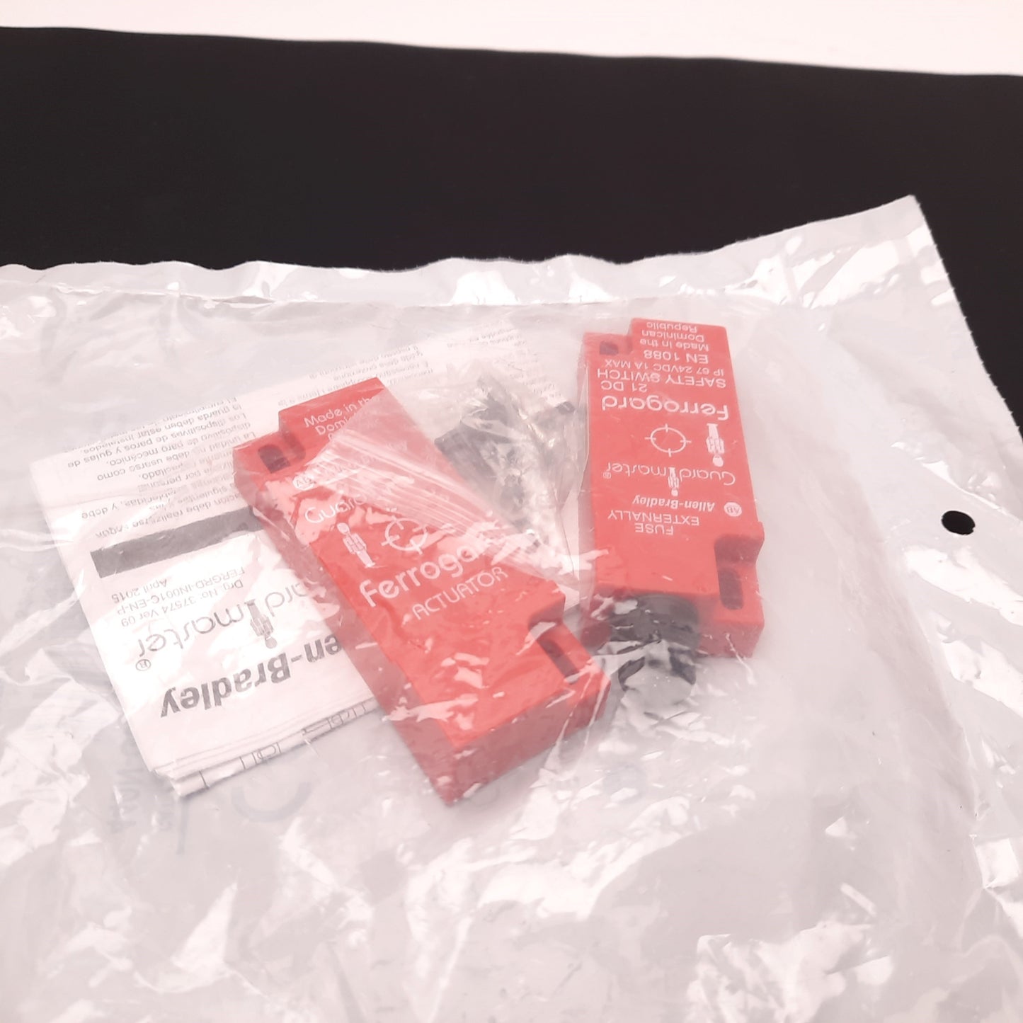 New Allen Bradley 440N-G02099 Safety Non Contact Switch 6Pin 2NC 1NO 24VDC 1A