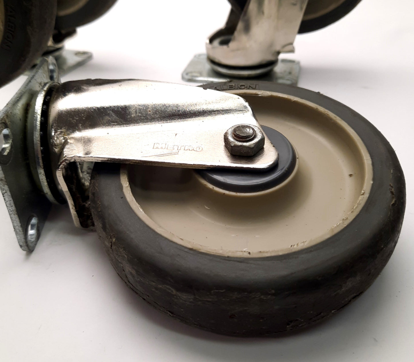 Used Lot of 4 Metro 5BP Swivel Casters 5"x1-1/4" Polyurethane Wheel, 300lb Capacity