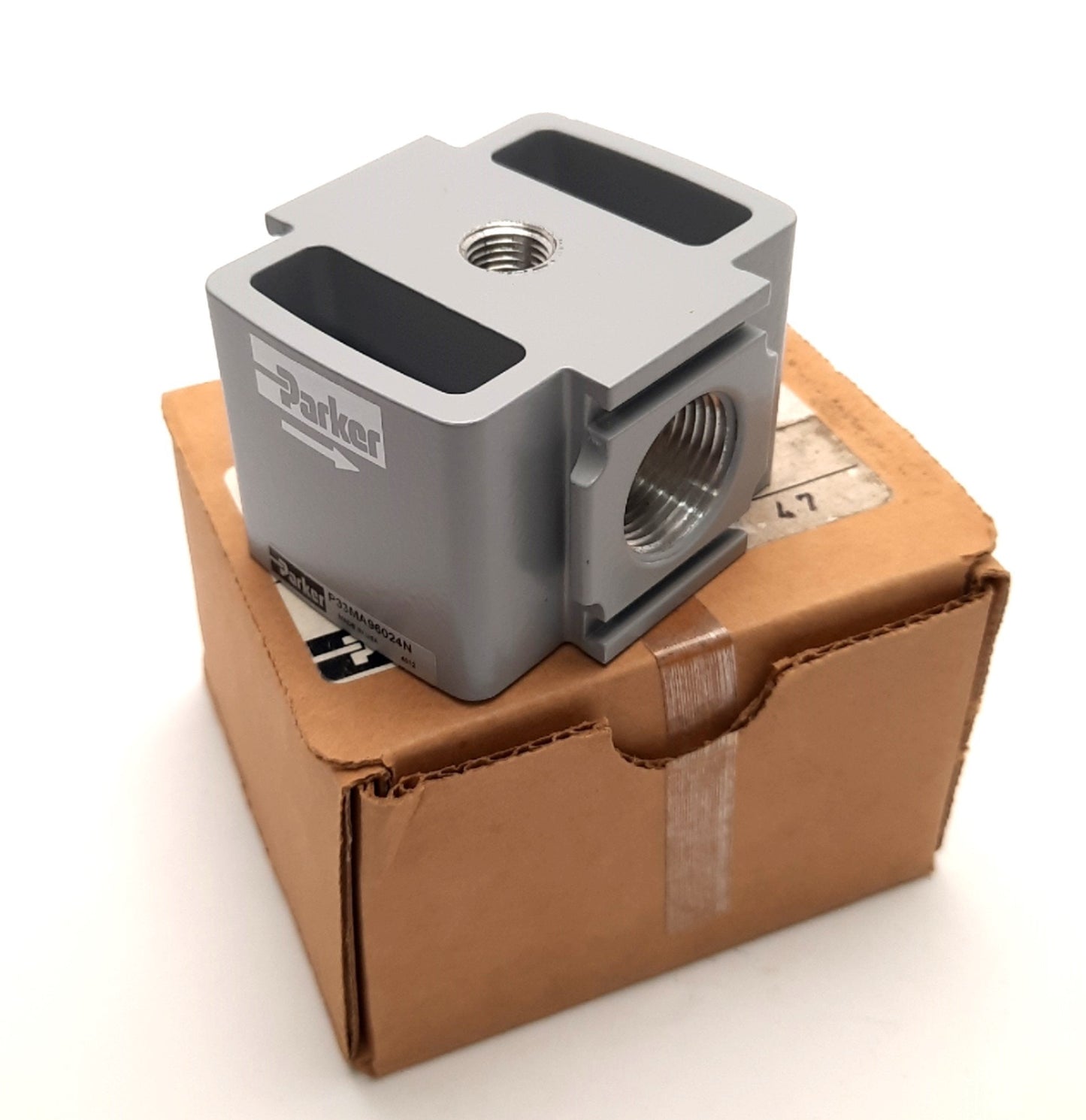 New Parker P33MA96024N Global Modular Manifold Block 3/4" NPT Port, 1/4" & 1/2" NPT