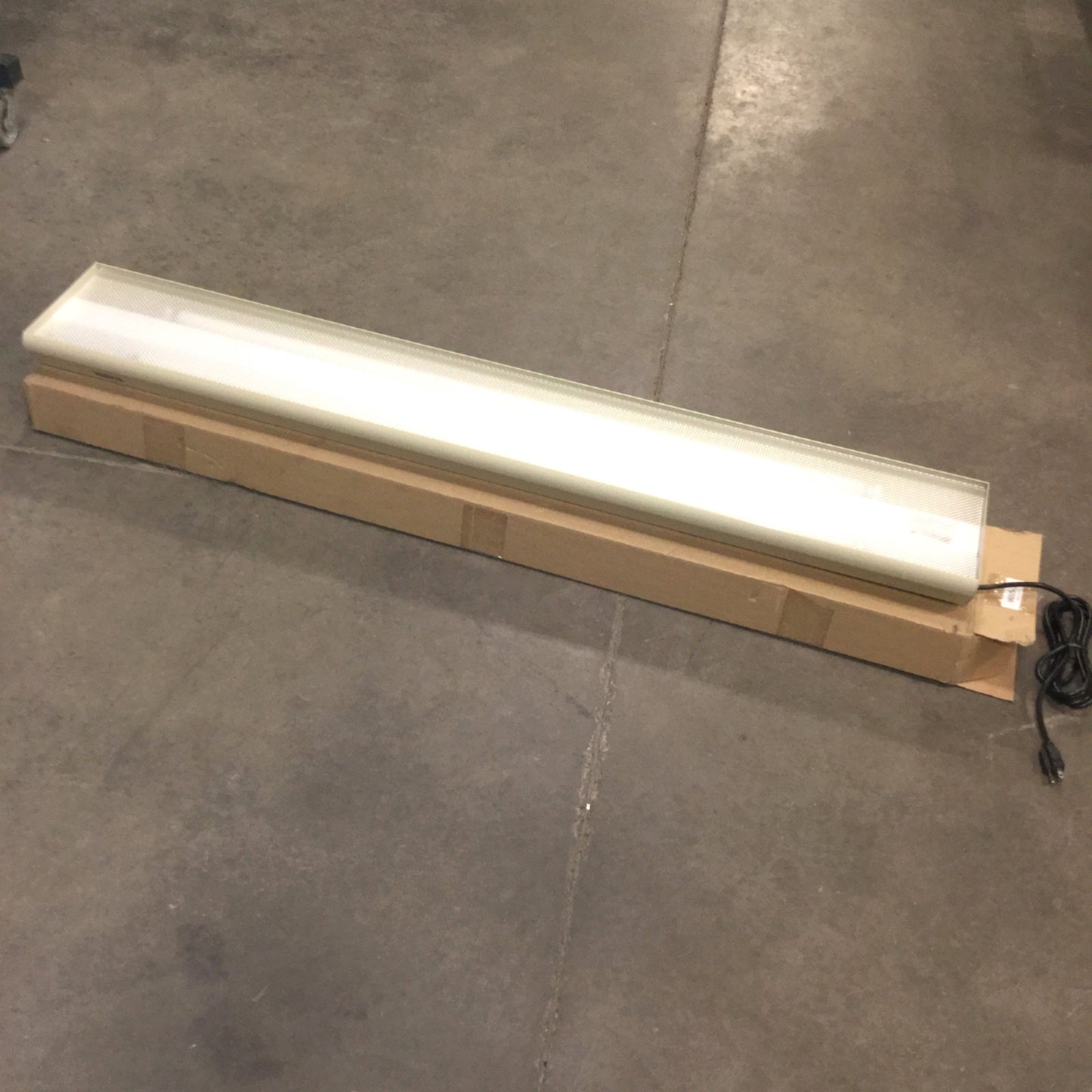 New Lista 8655-1 Dual Fluorescent Lamp Workbench Light Fixture, T8 Ballast, 60" L