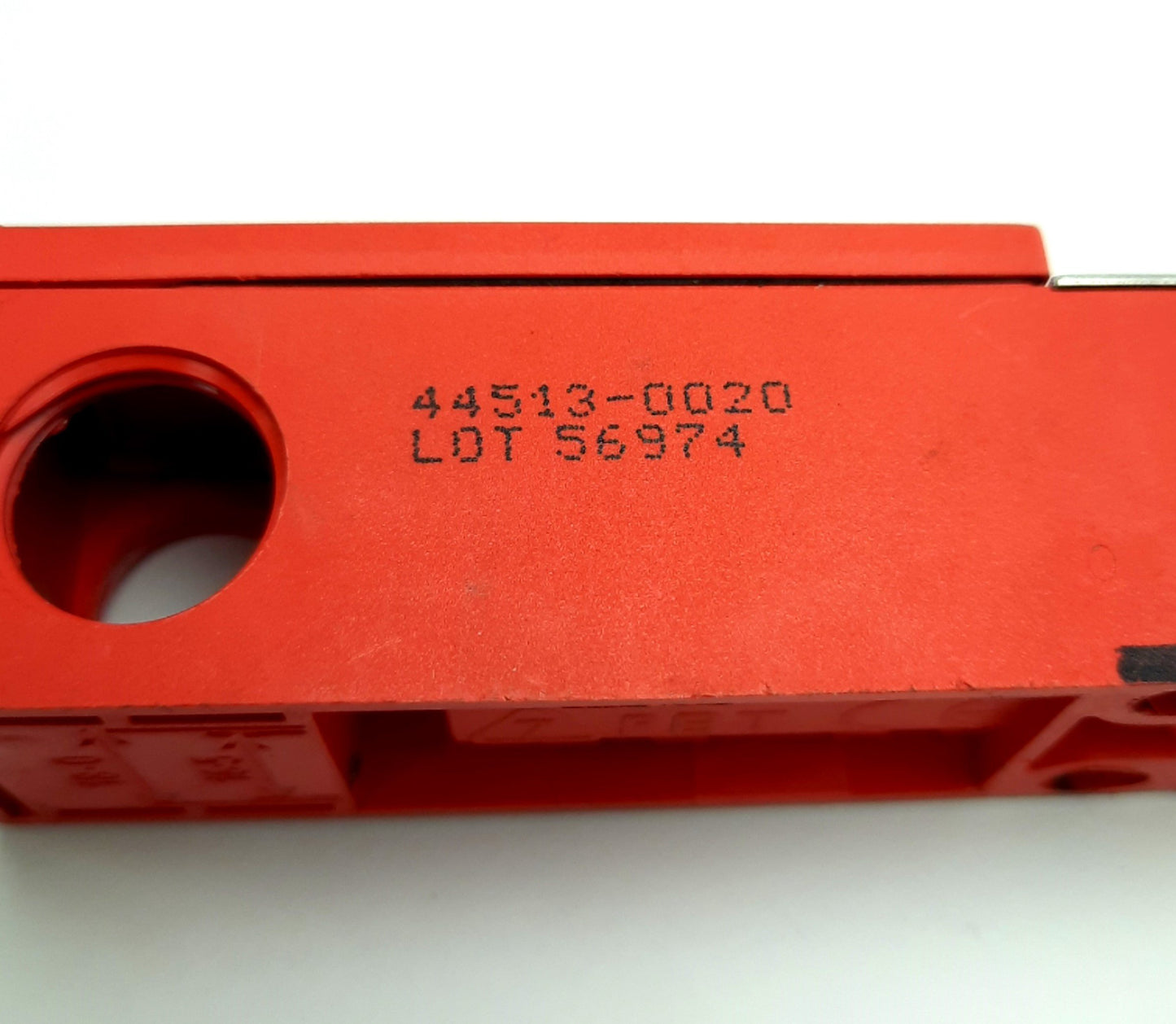 Used Omron 44513-0020 STI T2010 Safety Interlock Switch w/ Key 250v AC 2A, 1NO&NC M16