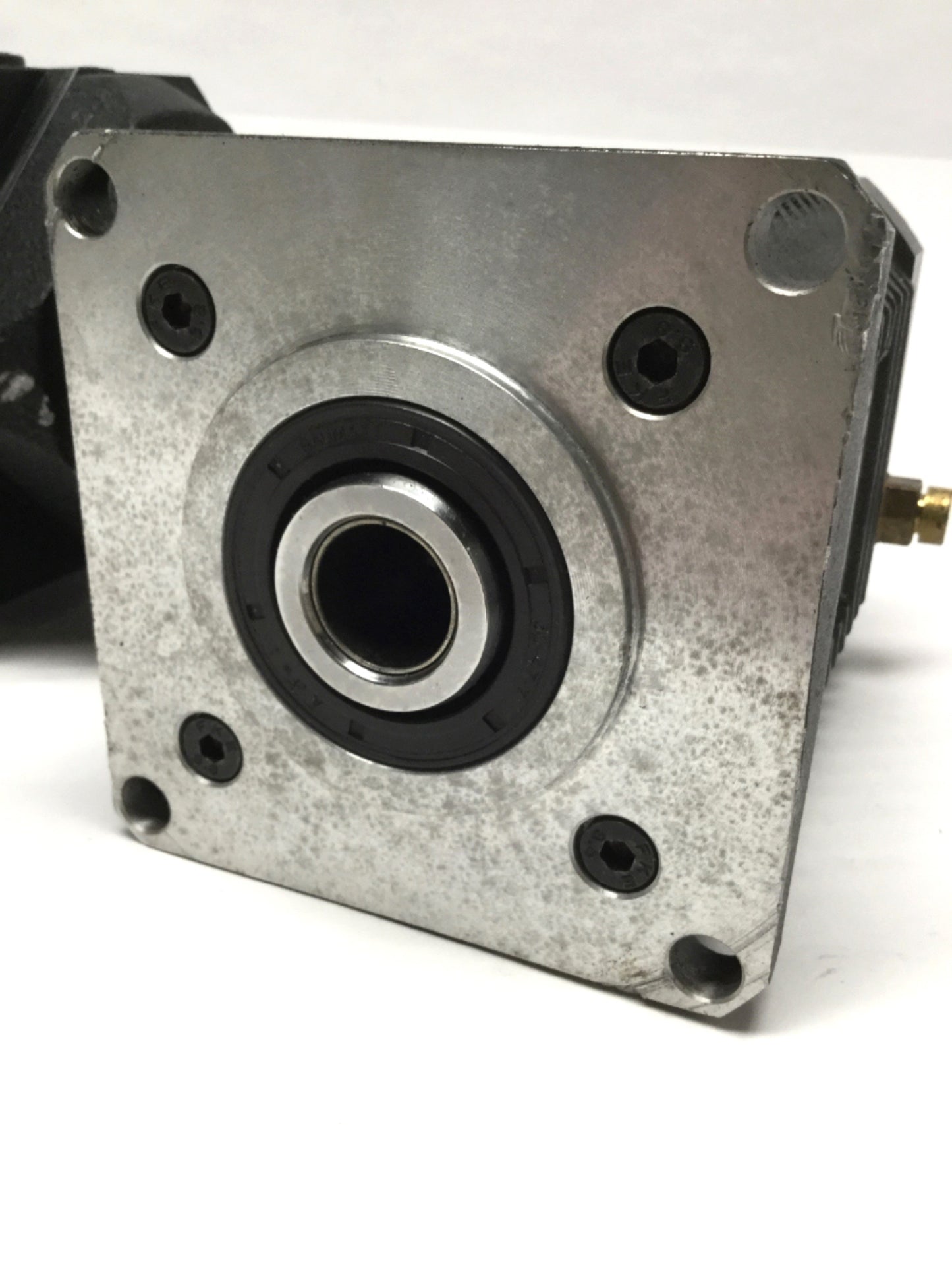 Used Lenze MCS 09D41LC40B0 Servo Motor 165VAC 3PH 1kW 4050RPM w/ Gearbox 10:1 Ratio