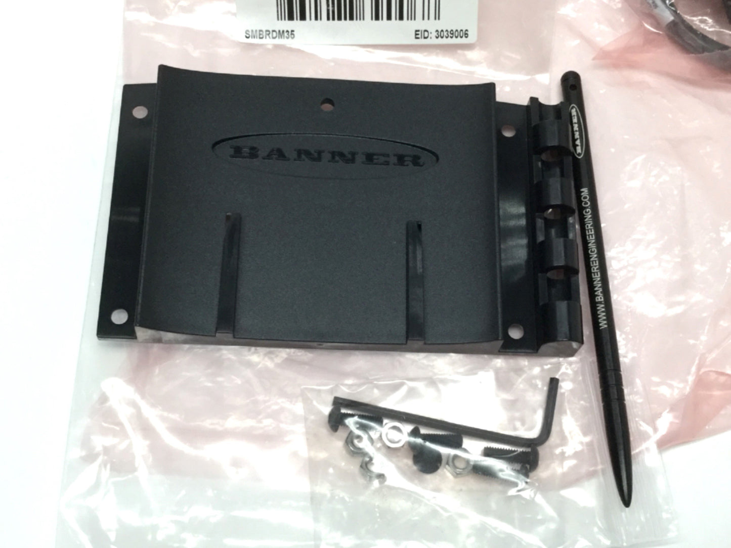 New – Open box Banner IVURDM-QDK-806RA iVu Display Mounting Bracket, Stylus & Cordset 8-Pin M12