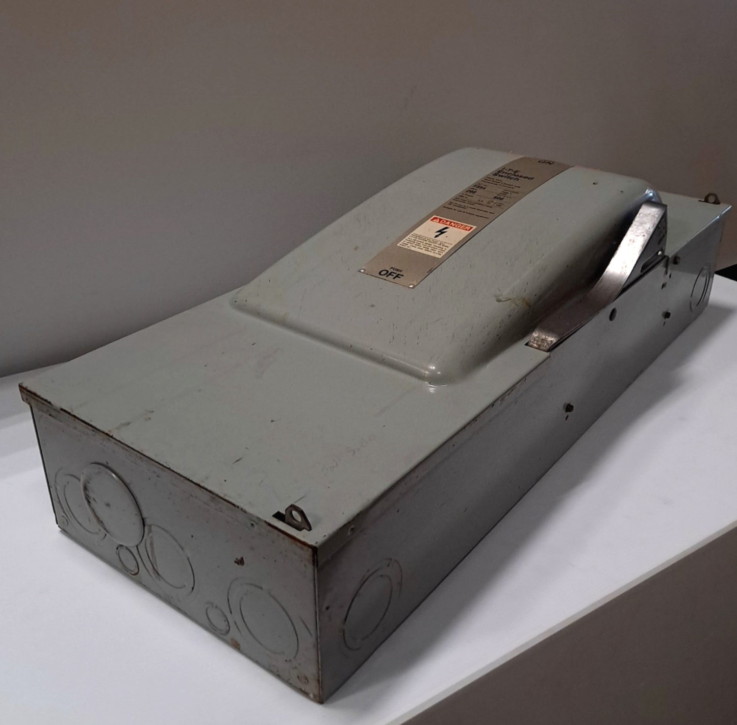 Used SIEMENS F-354 Heavy Duty Enclosed Switch, 600VAC 250VDC, 3-Pole 3-Phase, 9" Wide