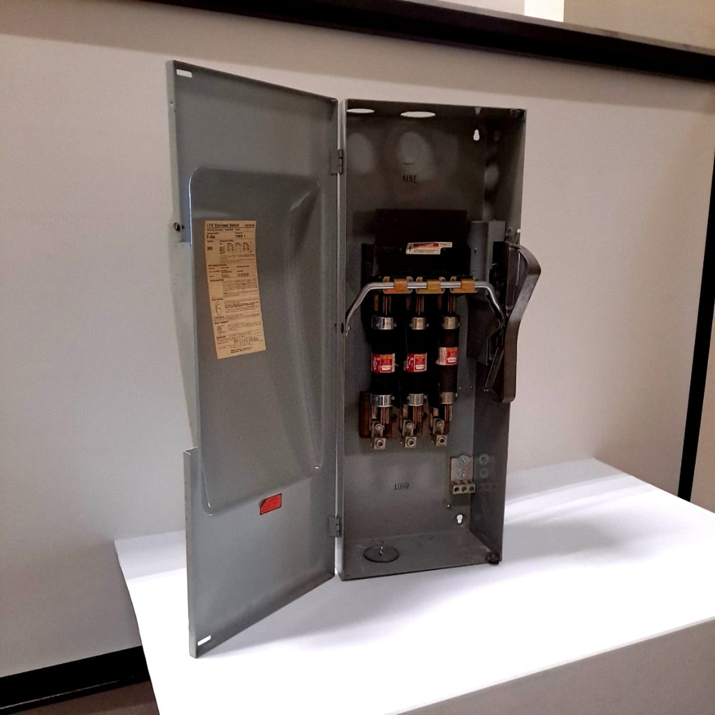 Used SIEMENS F-354 Heavy Duty Enclosed Switch, 600VAC 250VDC, 3-Pole 3-Phase, 9" Wide