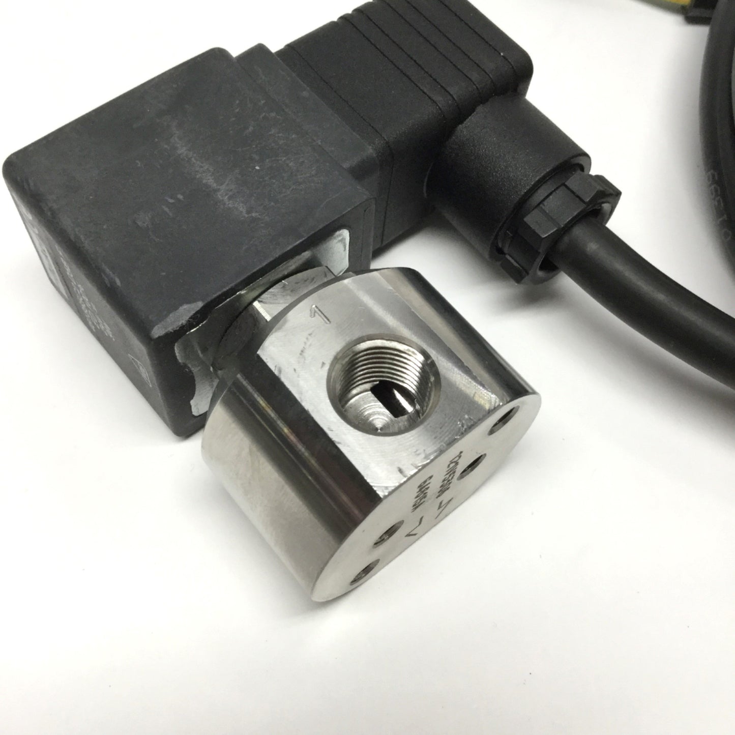 Used Parker 121V5306 481865C2 Stainless Solenoid Valve 24VDC Coil, 2-Way NC, 0-100psi