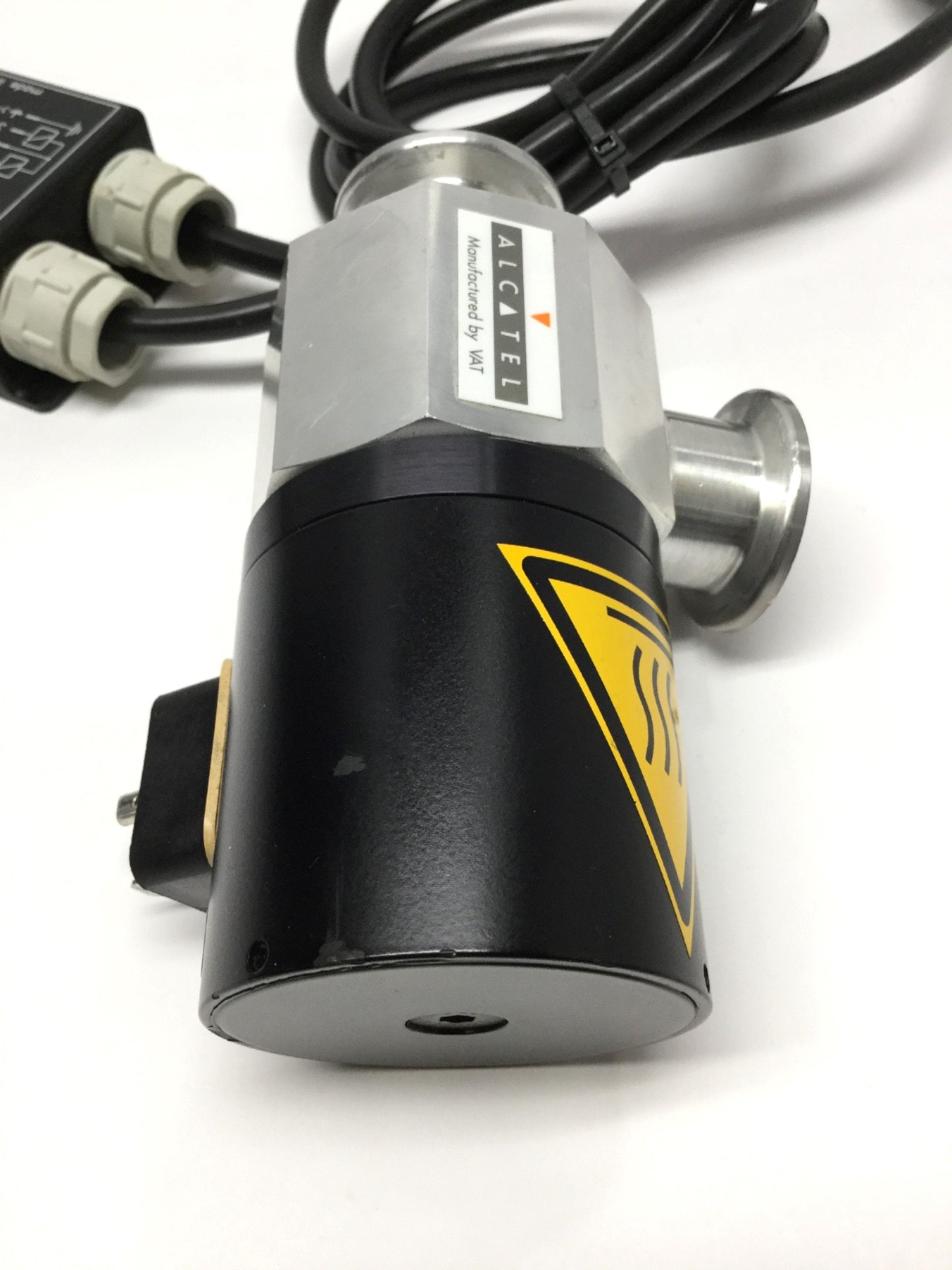 Used VAT Alcatel 26328-KA64-AAG5 Solenoid Vacuum Angle Valve, 180-260VAC, DN25 ISO-KF