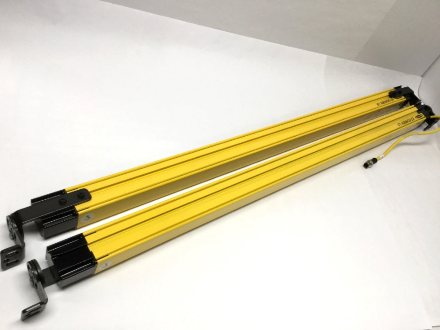 Used Banner SLLP14-910P88 EZ-Screen Safety Light Curtain Emitter & Receiver, 14mm Res
