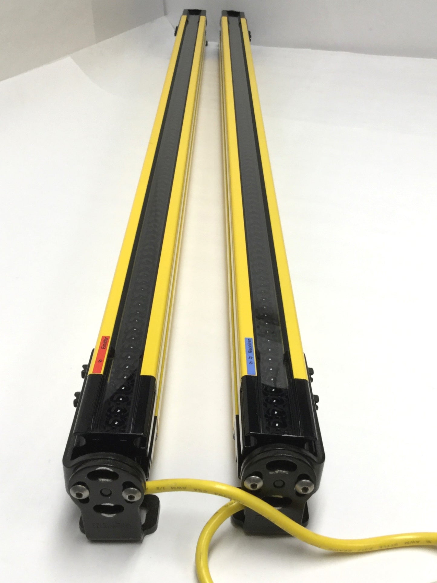Used Banner SLLP14-910P88 EZ-Screen Safety Light Curtain Emitter & Receiver, 14mm Res