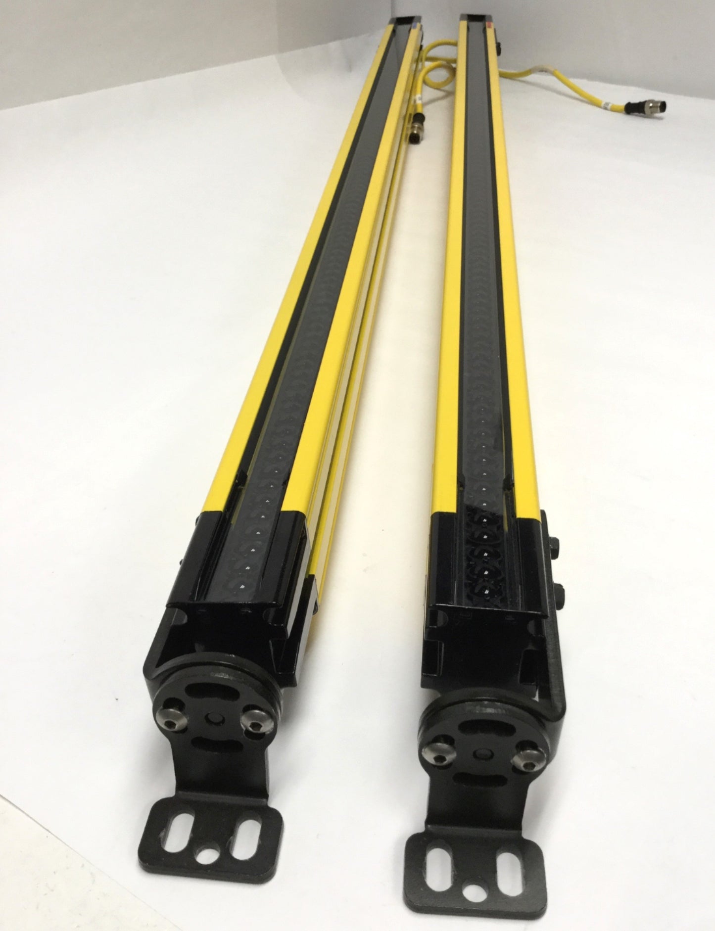 Used Banner SLLP14-910P88 EZ-Screen Safety Light Curtain Emitter & Receiver, 14mm Res
