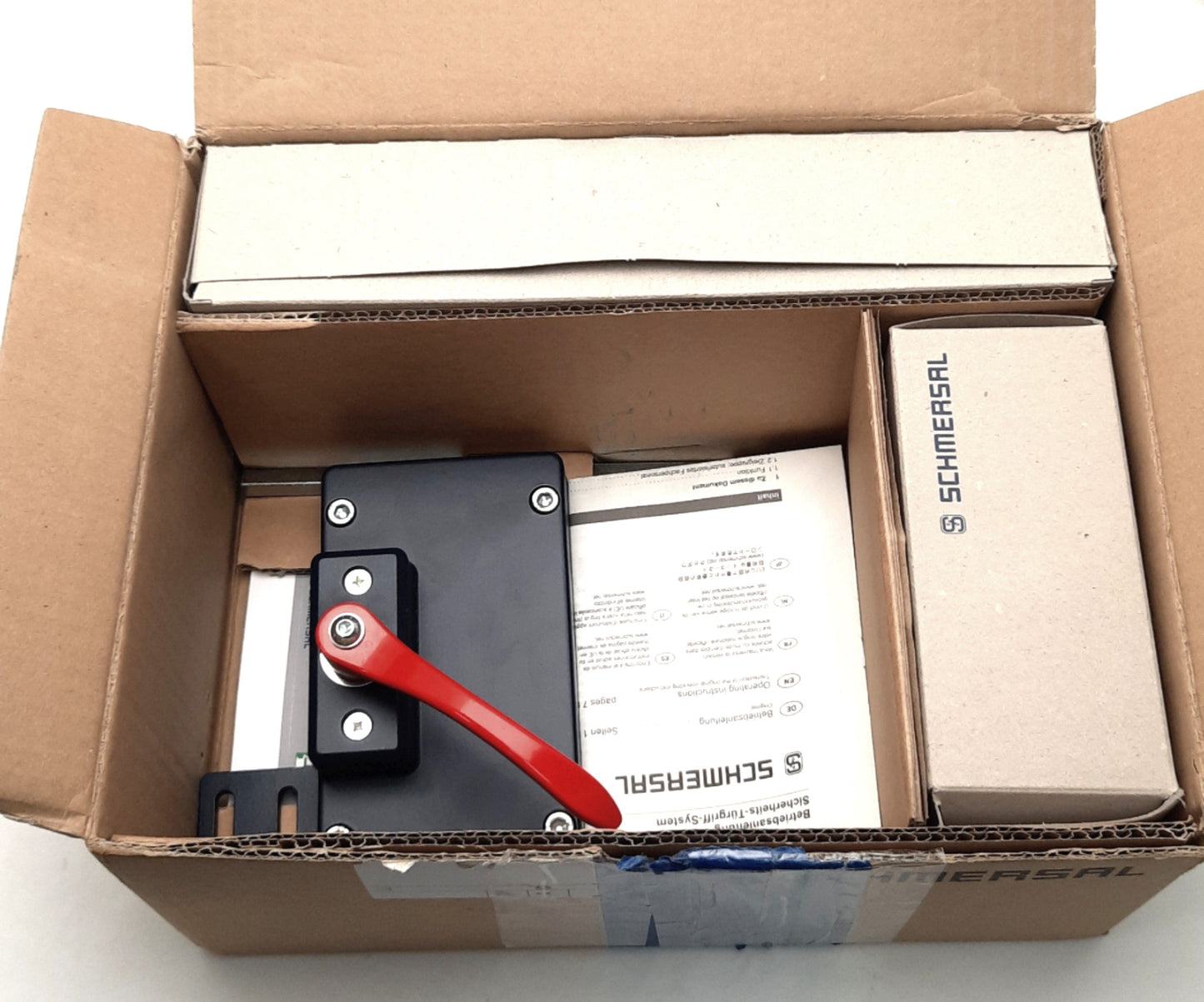 New – Open box Schmersal AZM161STS30-01 Interlock Door Handle, Emergency, Right Hinge, 15,000 N