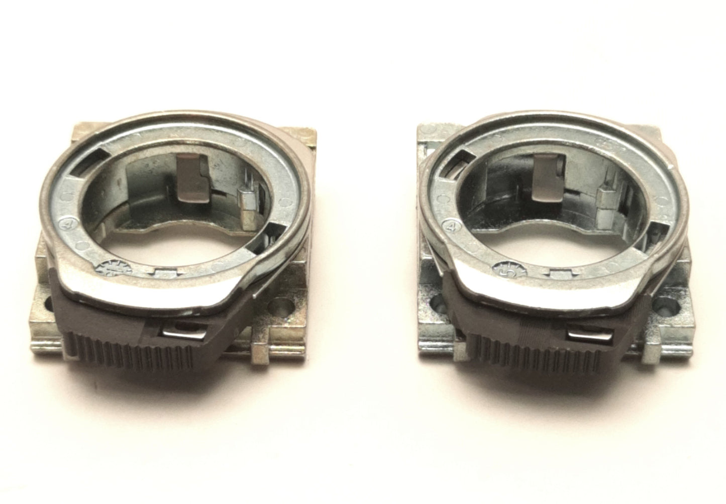 New – Open box Lot of 2 Sprecher+Schuh D7-ALM Tool-Less Mounting Latch, Metal, 22mm Device