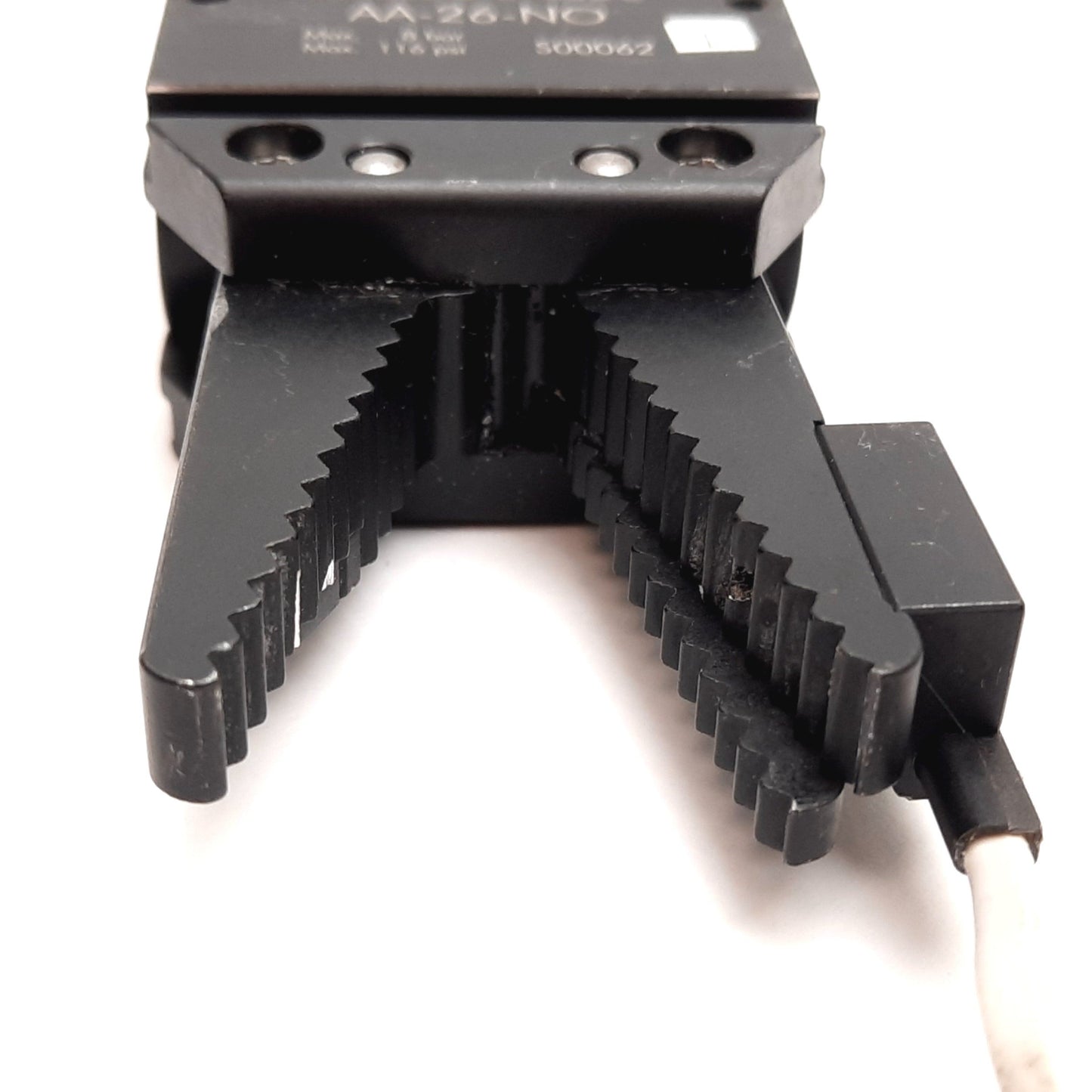 Used Senvex AA-26-NO Pneumatic Gripper, Normally Open, 8 bar, M5x0.8, With Sensor