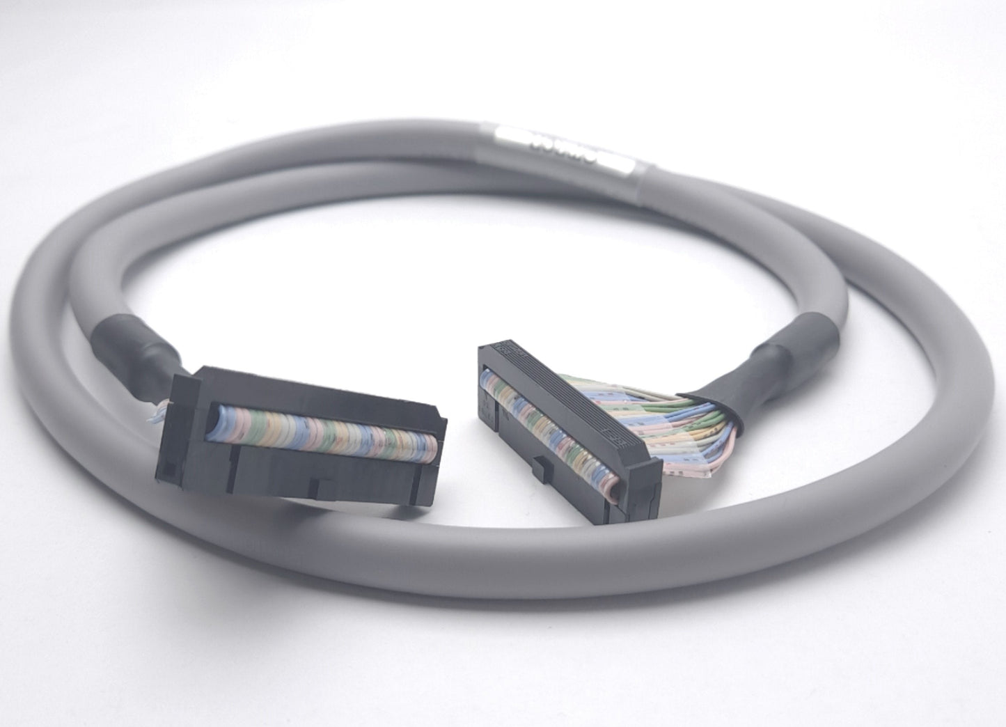 New Omron XW2Z-100EE Connecting Cable for 34-Point Connector-Type I/O Unit, 125VAC